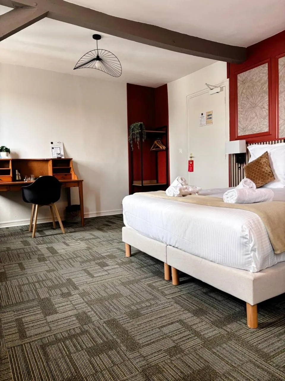 Bedroom, Bed in Hôtel Le Lion D'or