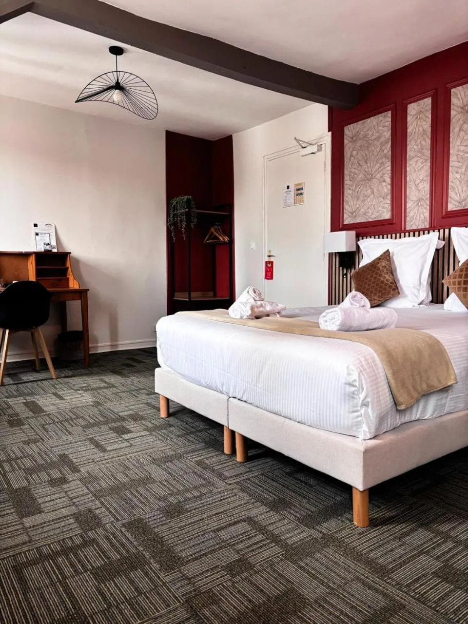 Bedroom, Bed in Hôtel Le Lion D'or