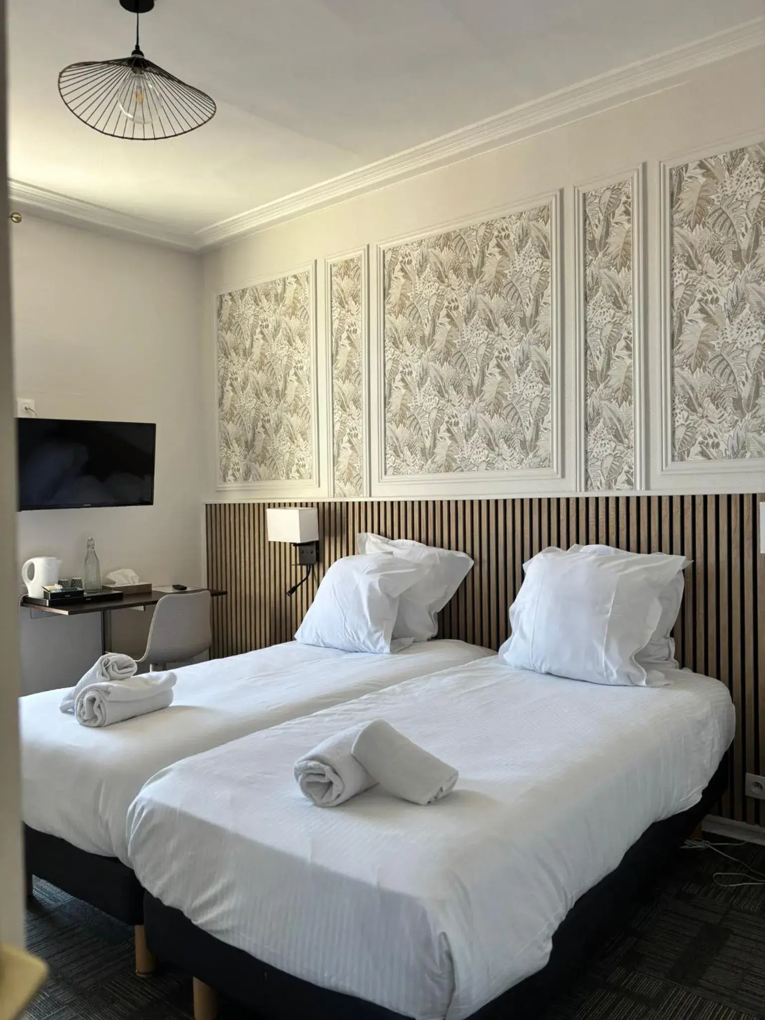 Twin Room in Hôtel Le Lion D'or Twin Room in Hôtel Le Lion D'or