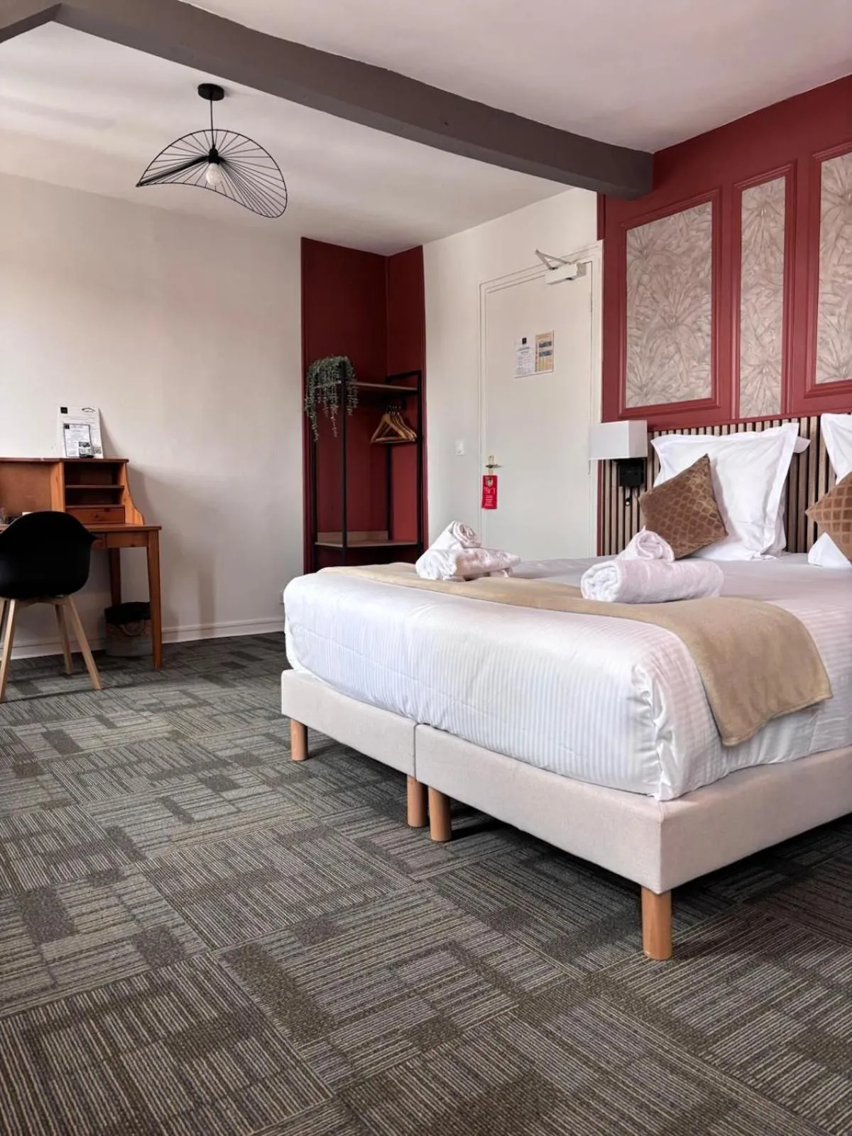 Bed in Hôtel Le Lion D'or