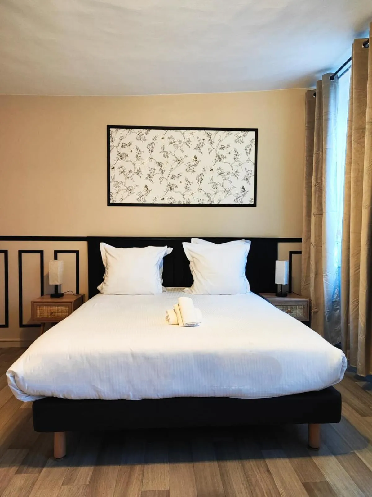 Photo of the whole room, Bed in Hôtel Le Lion D'or