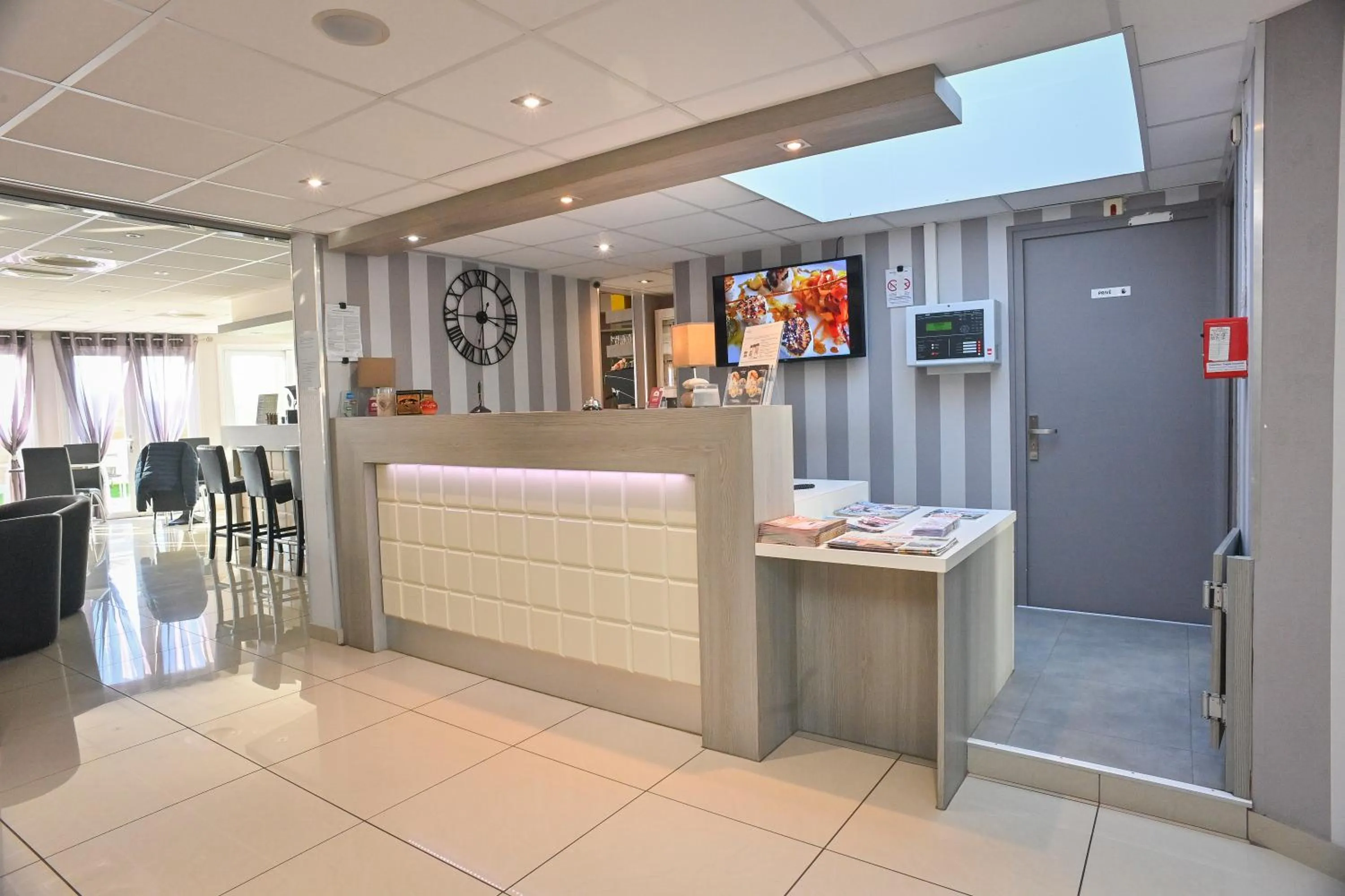 Lobby or reception in Contact Hôtel Lunotel Saint Lô