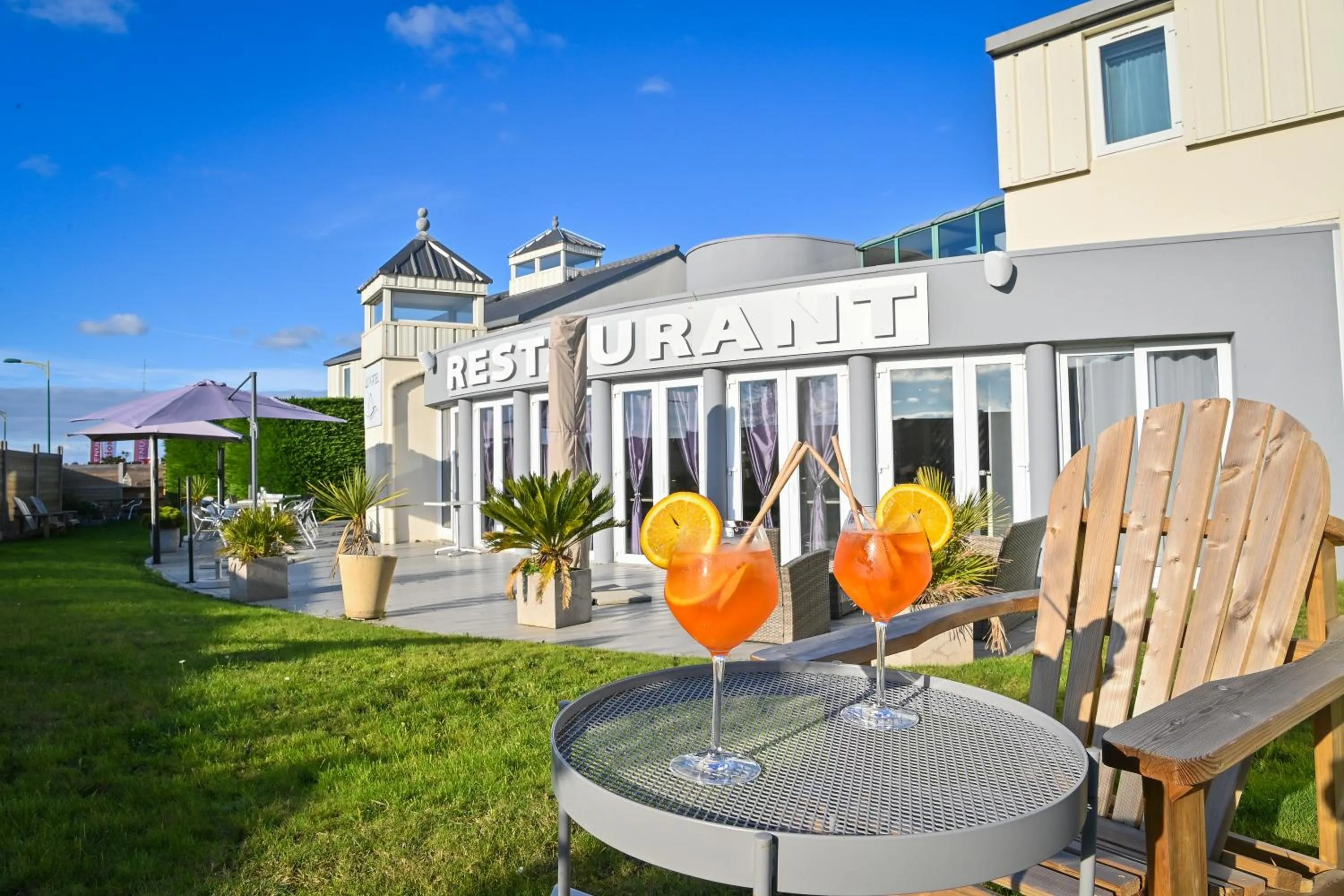 Patio in Contact Hôtel Lunotel Saint Lô