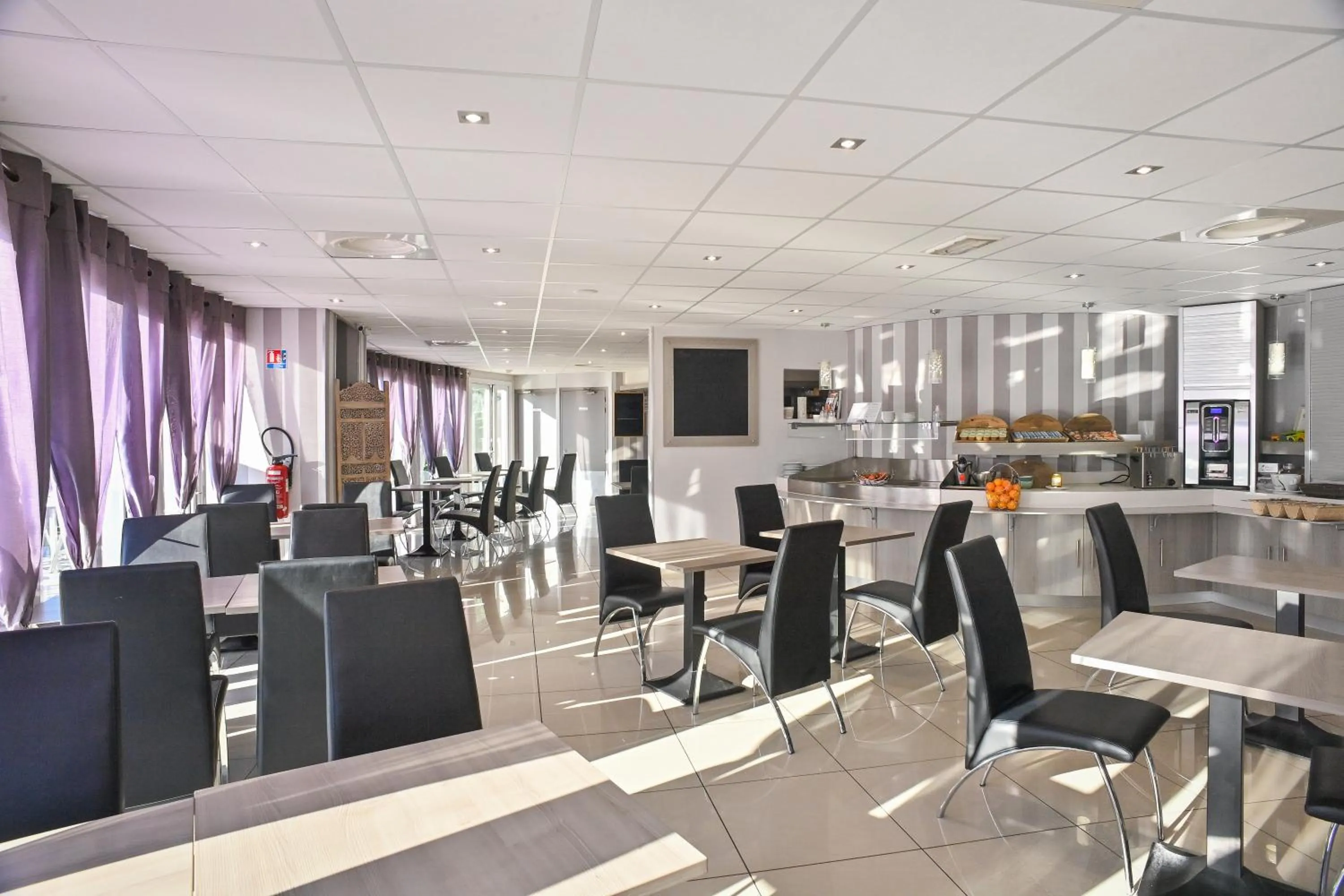 Restaurant/places to eat in Contact Hôtel Lunotel Saint Lô