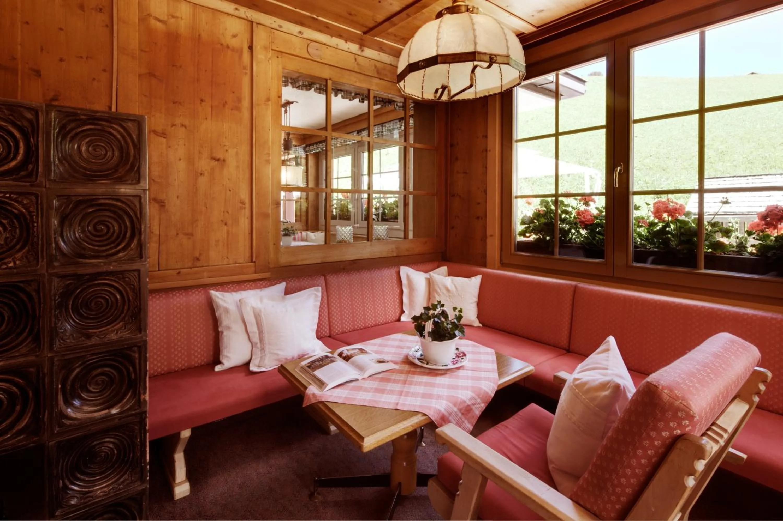 Communal lounge/ TV room in Berghotel Ladinia