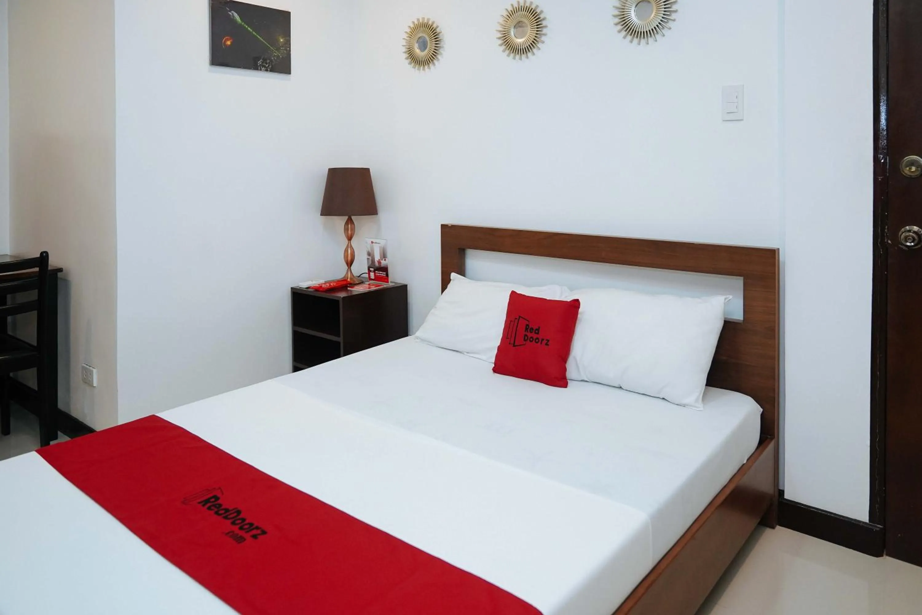 Bed in RedDoorz Plus at Billy's Resort Oslob