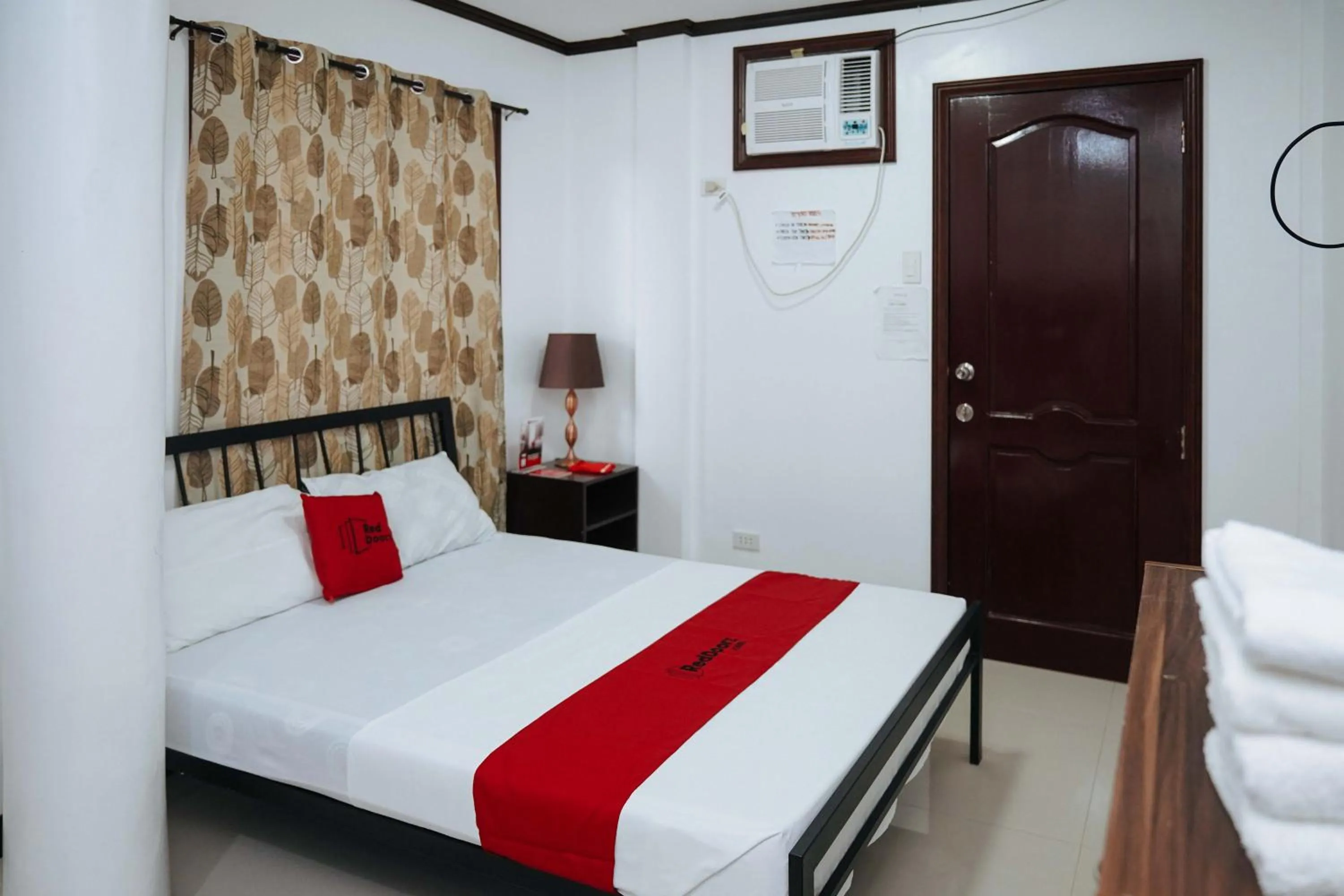 Bed in RedDoorz Plus at Billy's Resort Oslob
