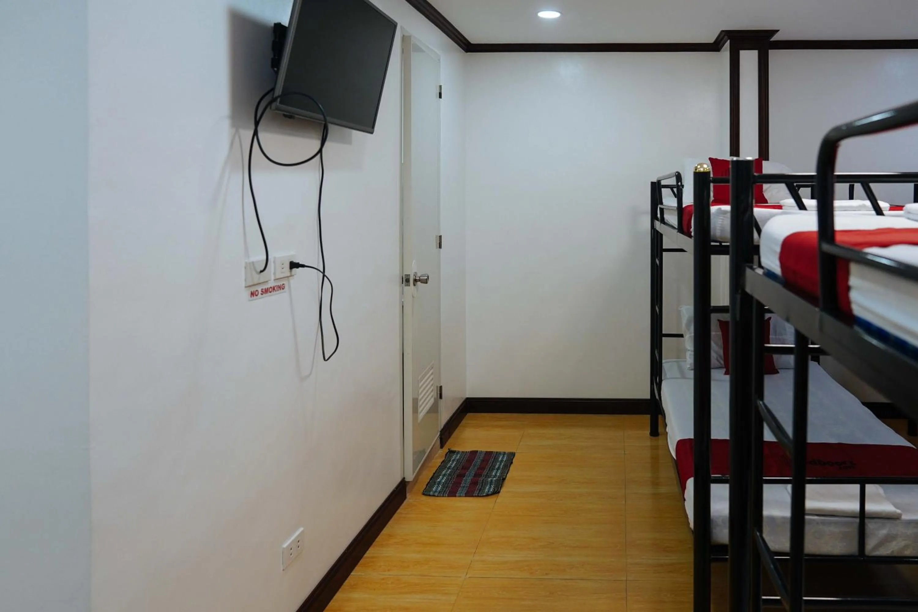 Bed in RedDoorz Plus at Billy's Resort Oslob