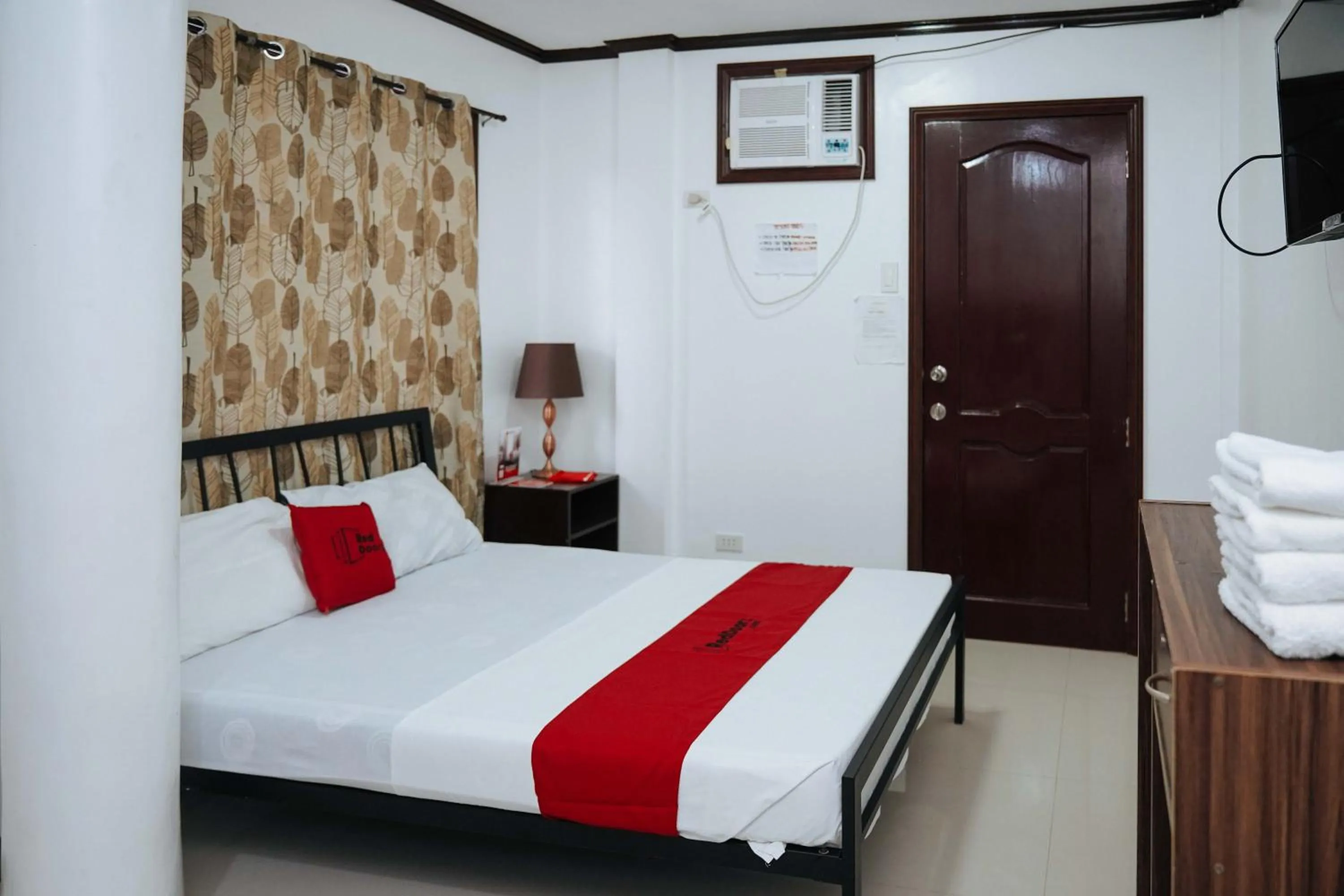TV and multimedia, Bed in RedDoorz Plus at Billy's Resort Oslob