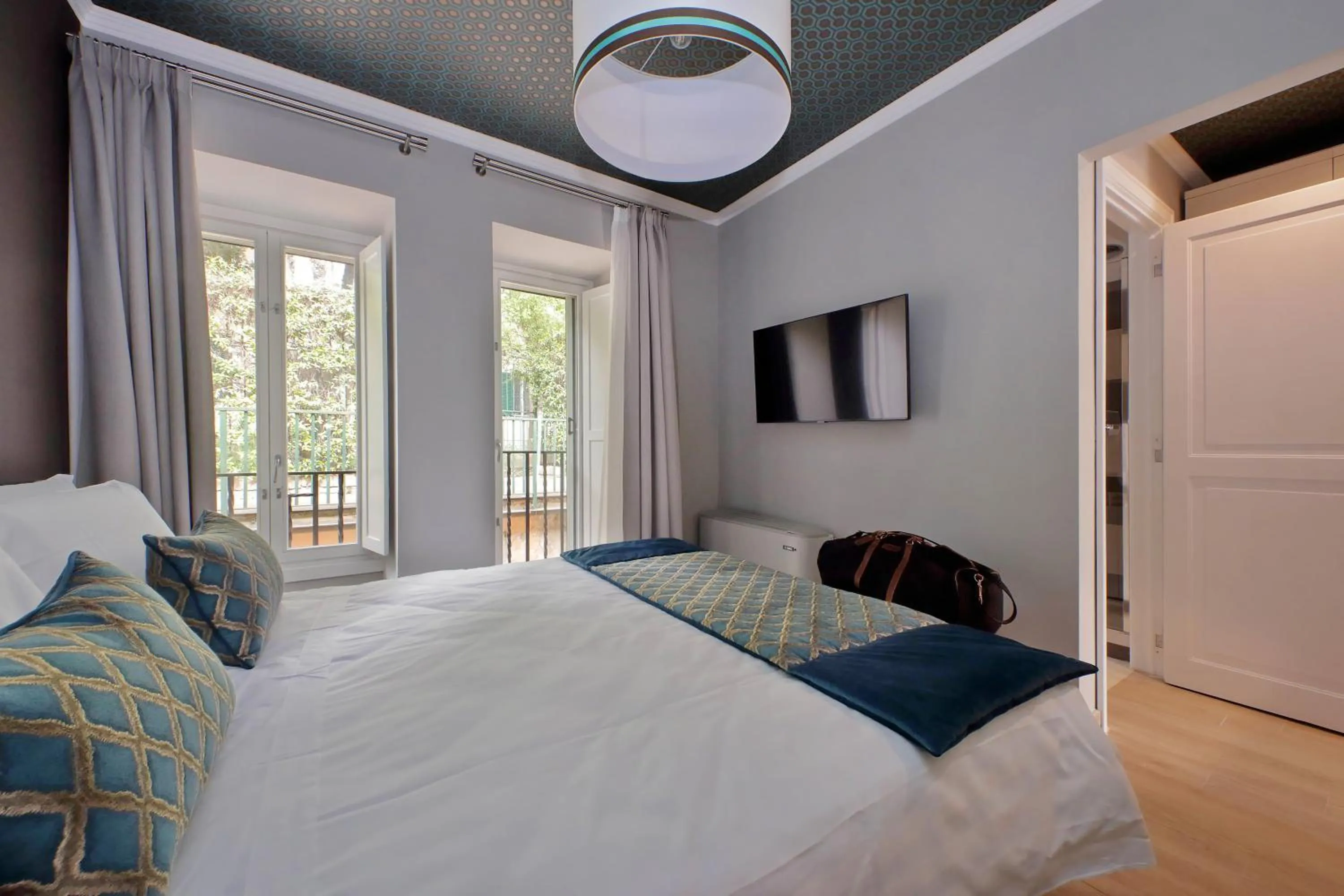 Bed in Piazzetta Margutta - My Extra Home