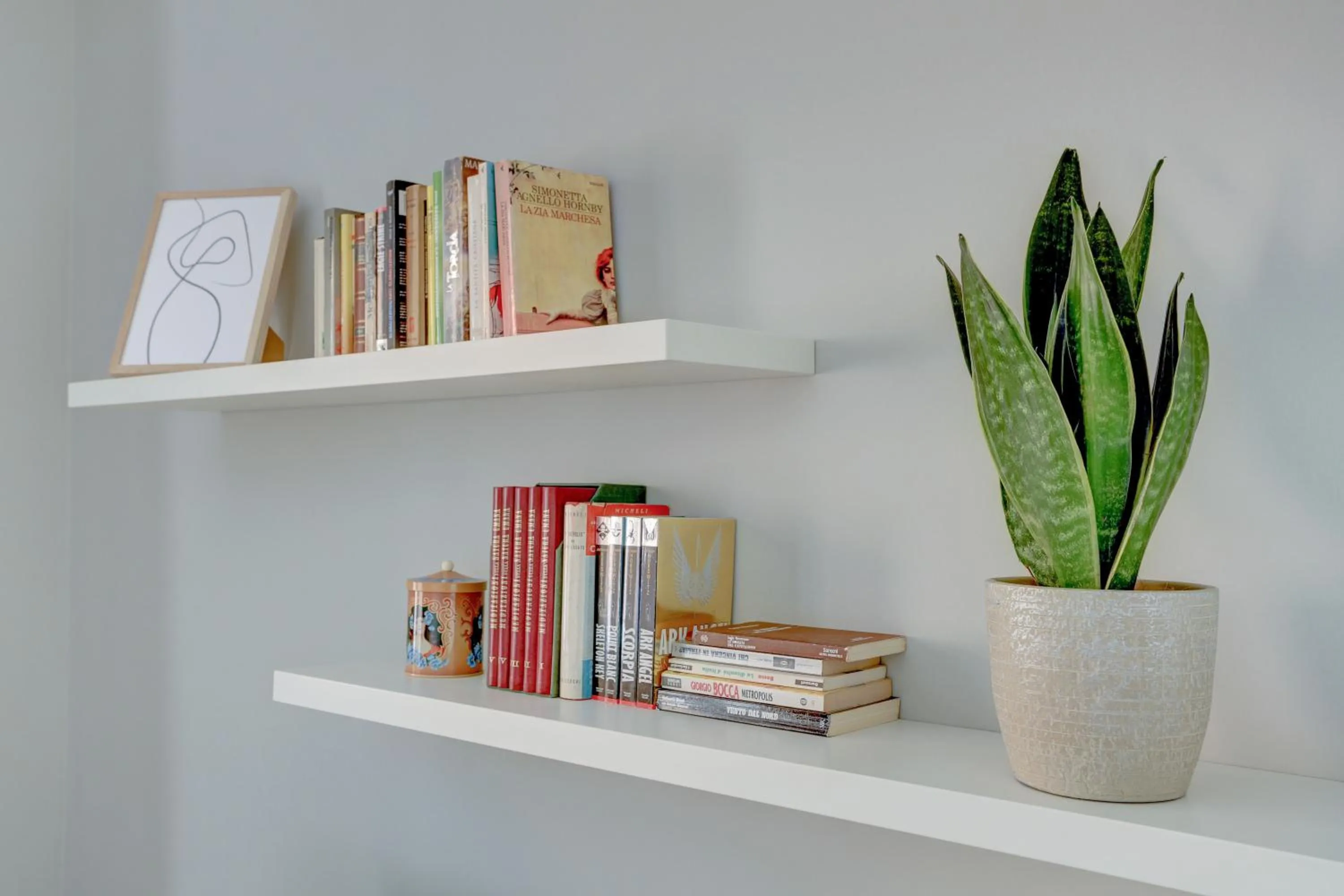 Decorative detail in Piazzetta Margutta - My Extra Home