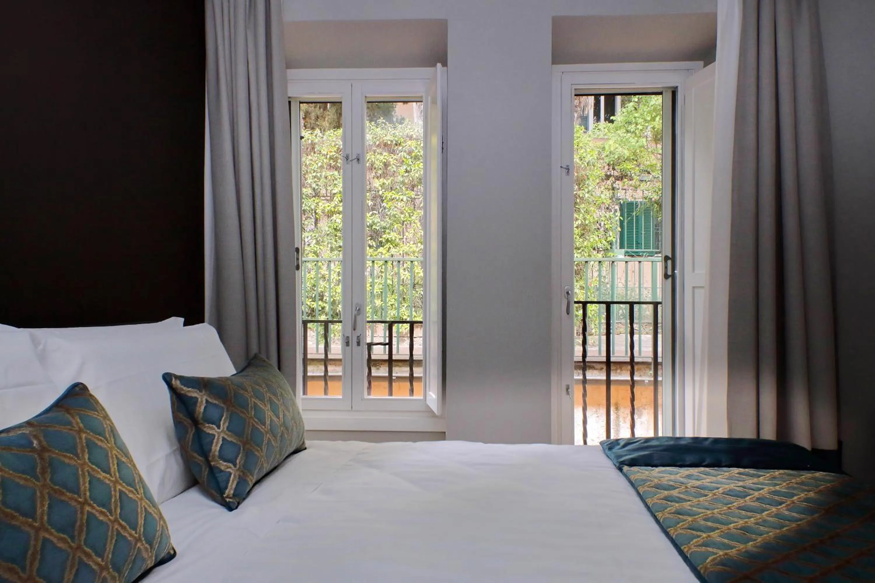 Bed in Piazzetta Margutta - My Extra Home