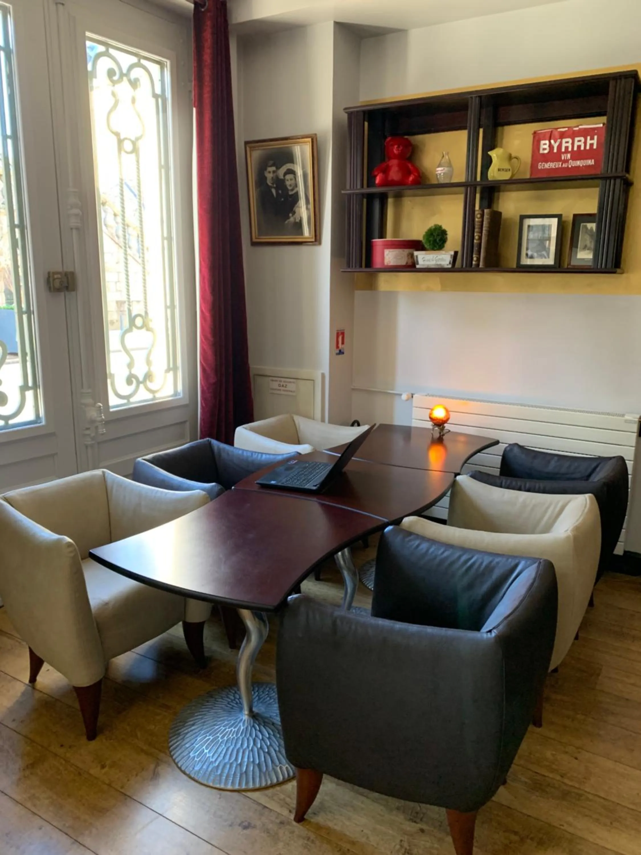 Communal lounge/ TV room in Hôtel Vintage