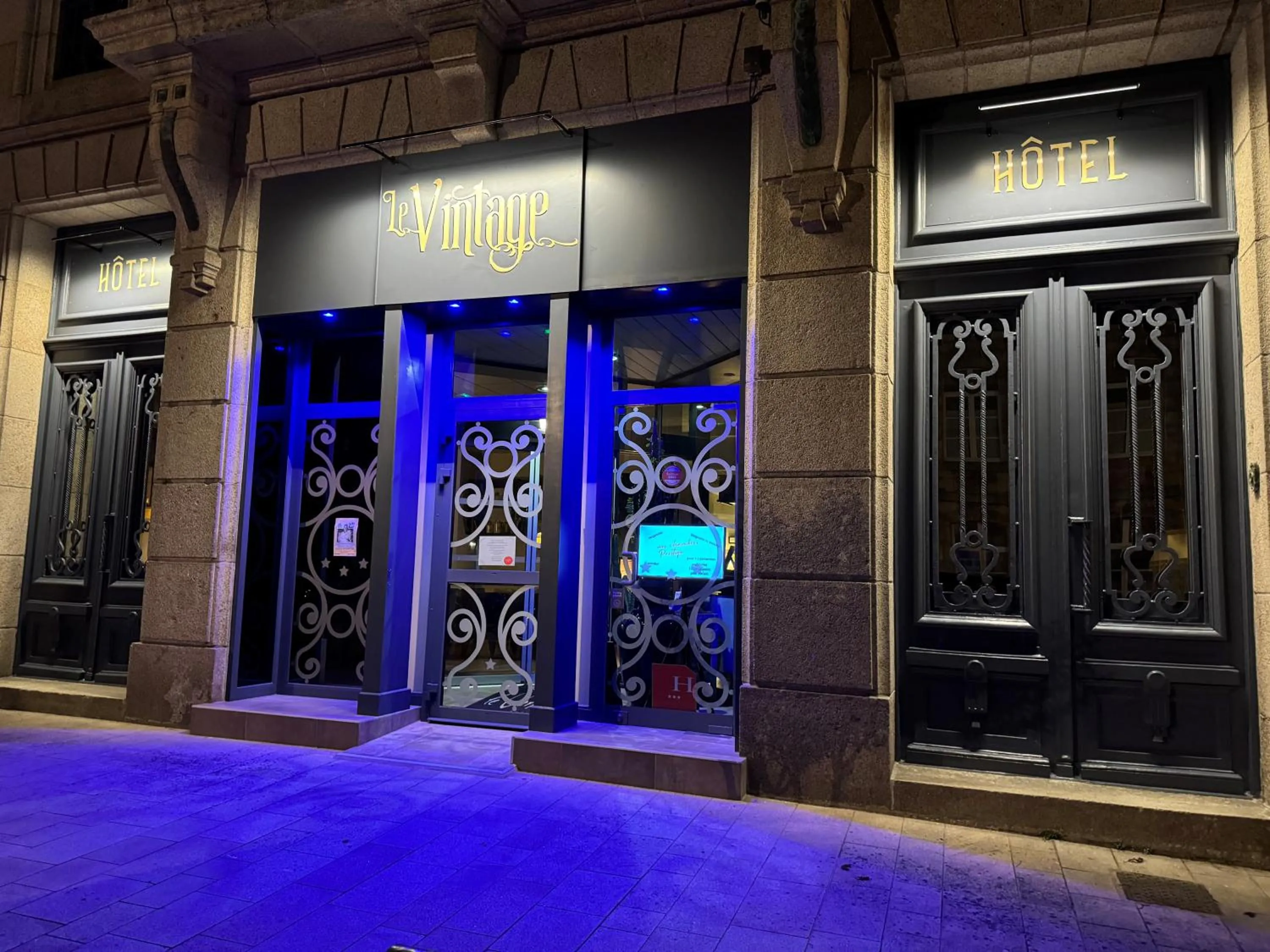 Facade/entrance in Hôtel Vintage