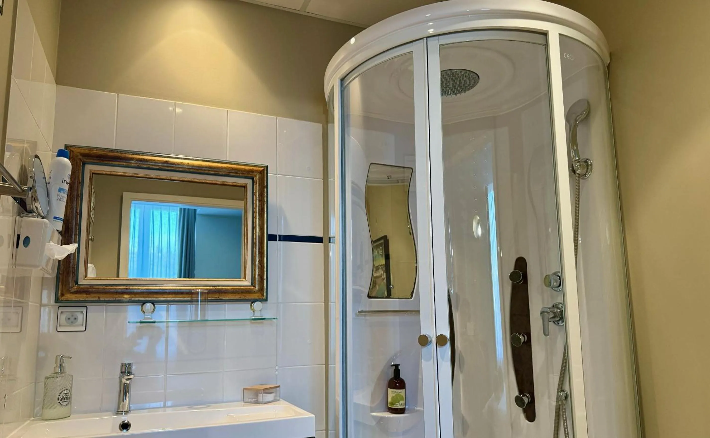 Shower in Hôtel Vintage