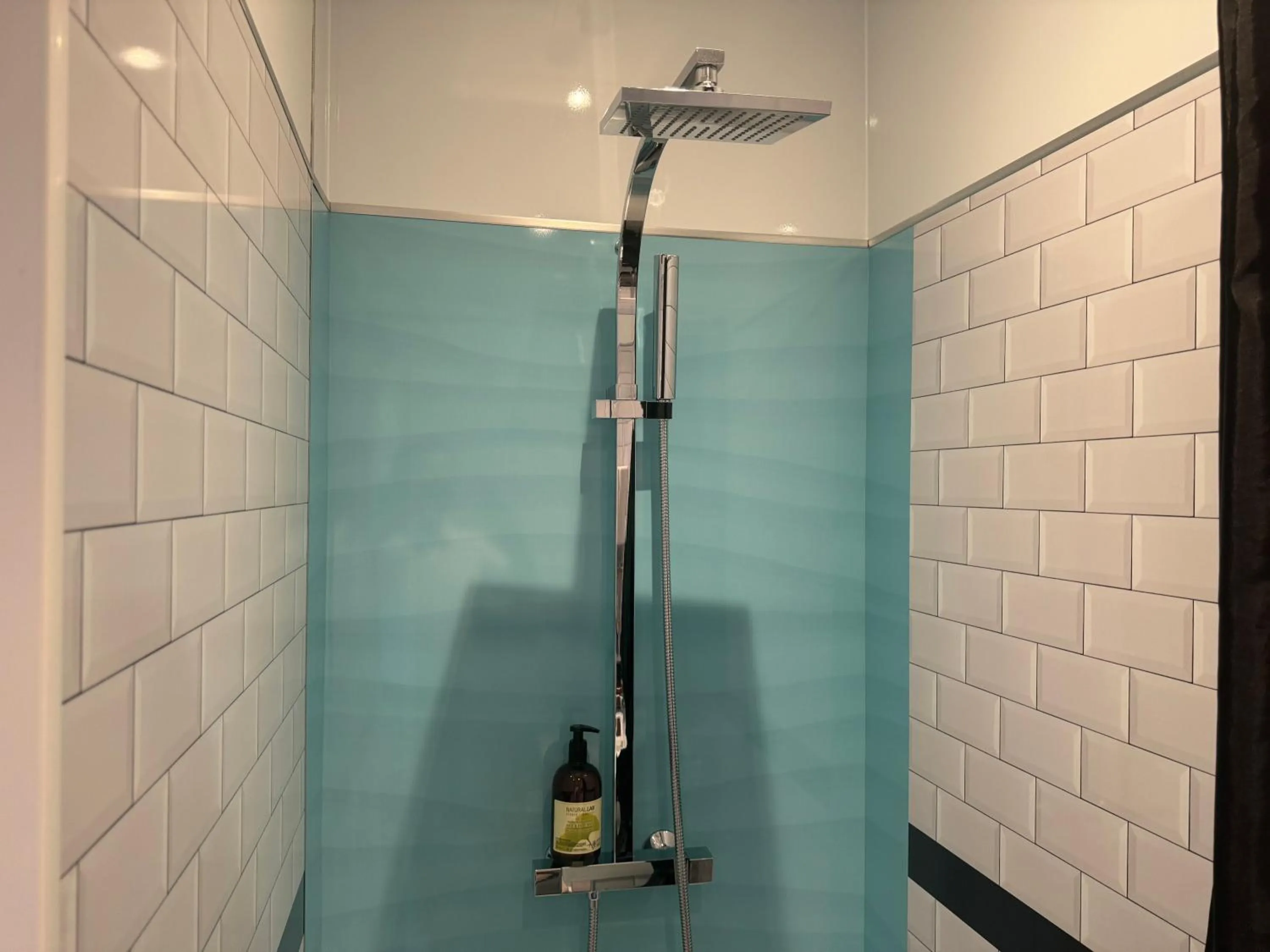 Shower in Hôtel Vintage
