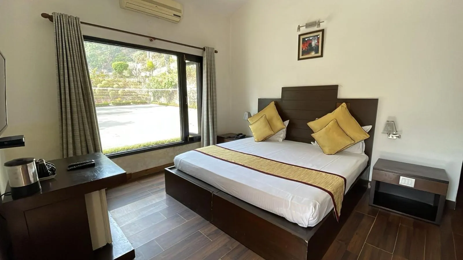 Family Double Room in 8fold-Pinecrest By LaRiSa, Bhimtal