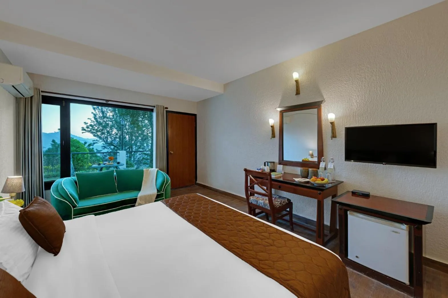 Bedroom, Bed in 8fold-Pinecrest By LaRiSa, Bhimtal