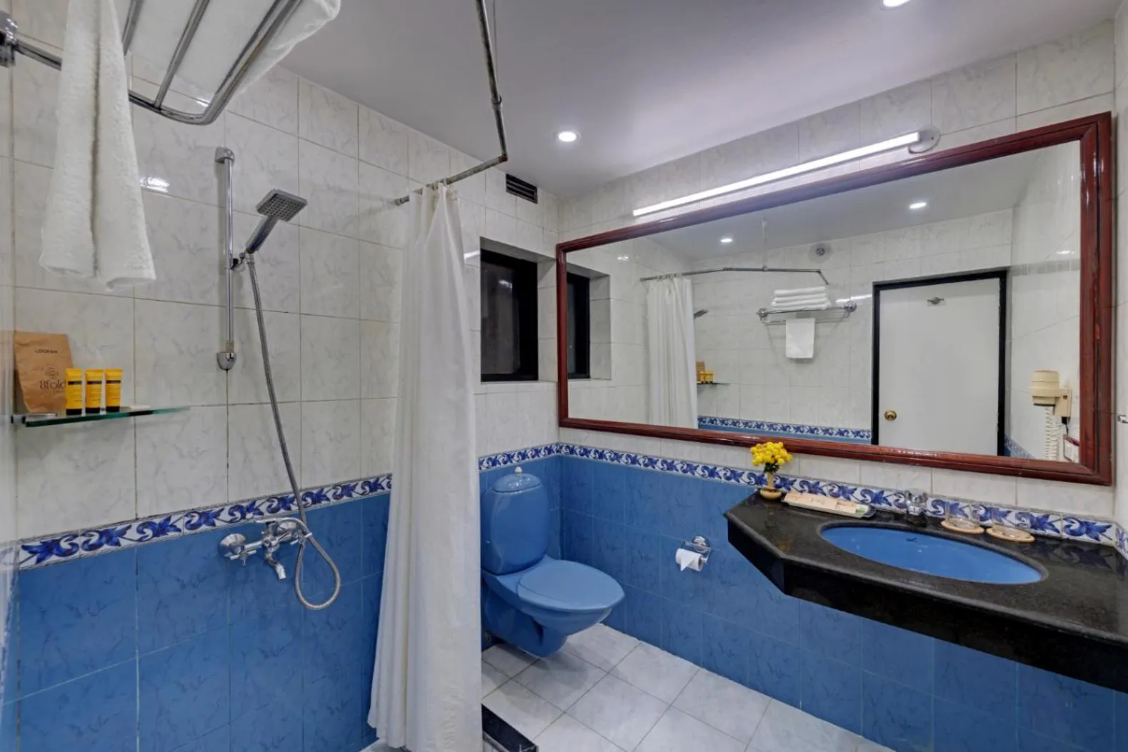 Bathroom in 8fold-Pinecrest By LaRiSa, Bhimtal