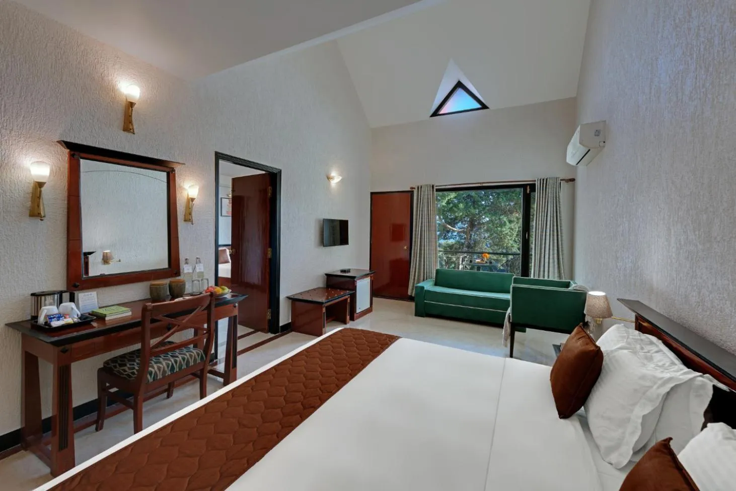 Bedroom, Bed in 8fold-Pinecrest By LaRiSa, Bhimtal