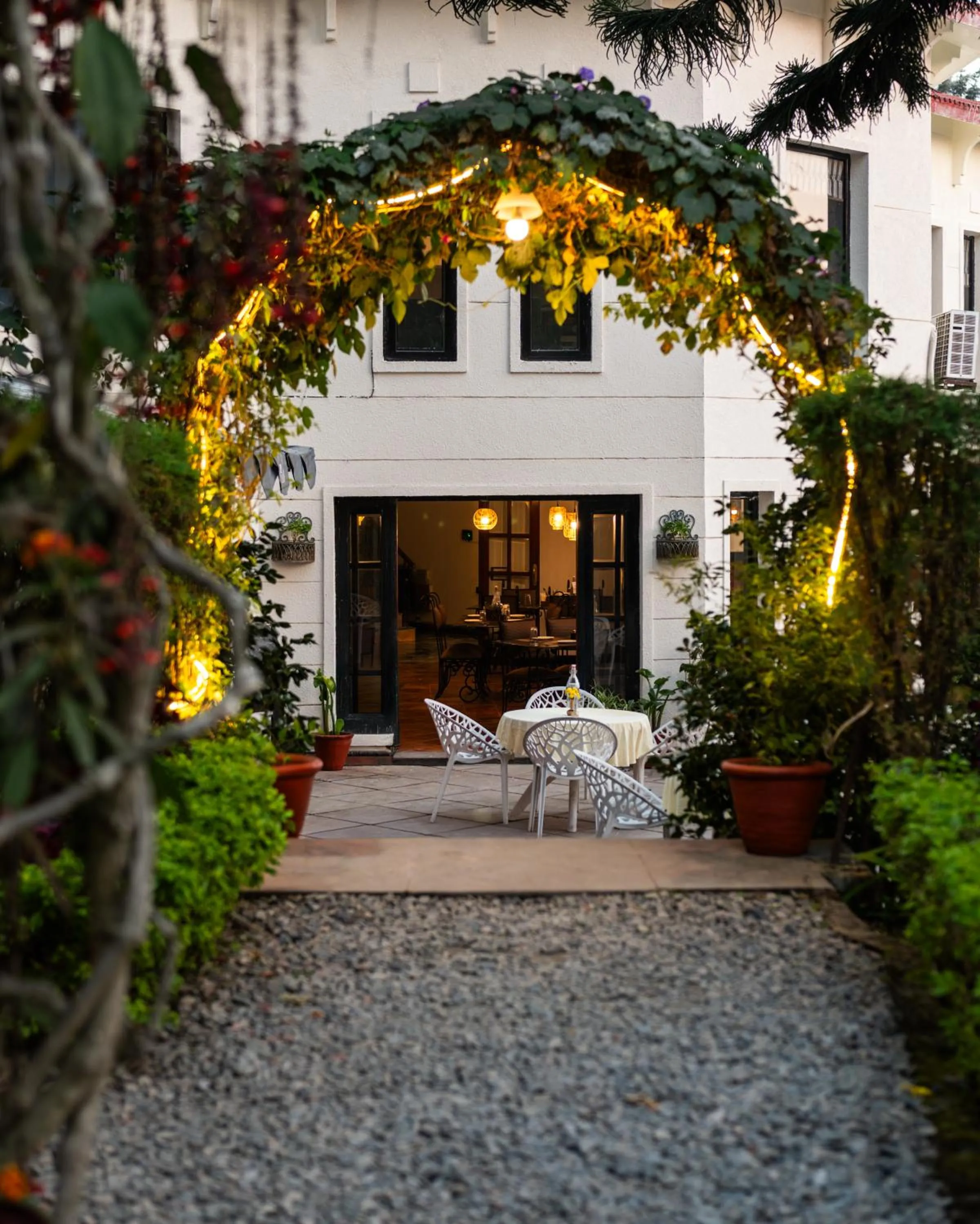 Facade/entrance in 8fold-Pinecrest By LaRiSa, Bhimtal