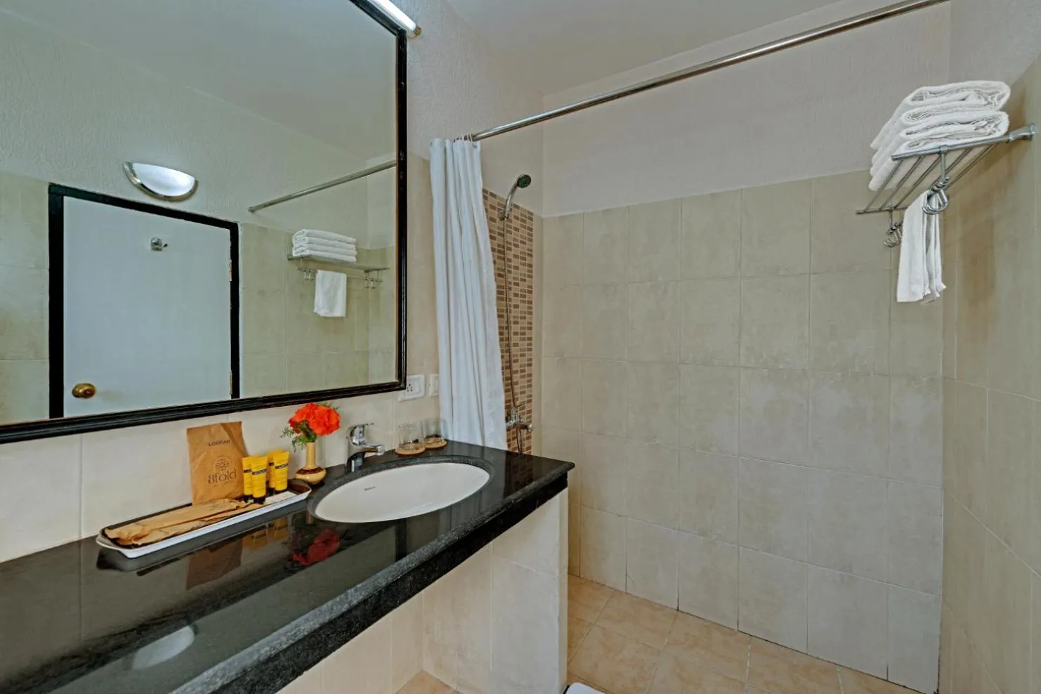 Bedroom in 8fold-Pinecrest By LaRiSa, Bhimtal