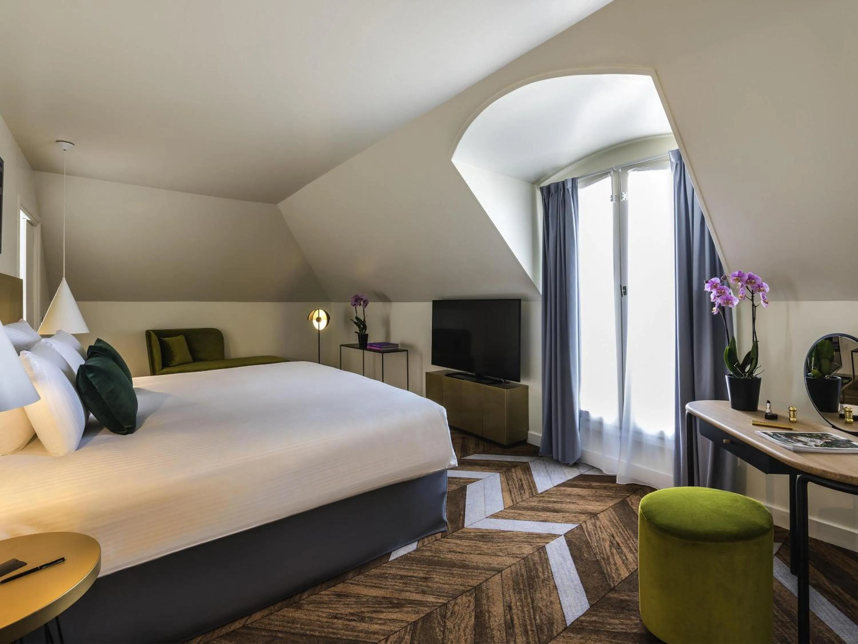 Photo of the whole room, Bed in Le Louis Hotel Versailles Château - MGallery Collection