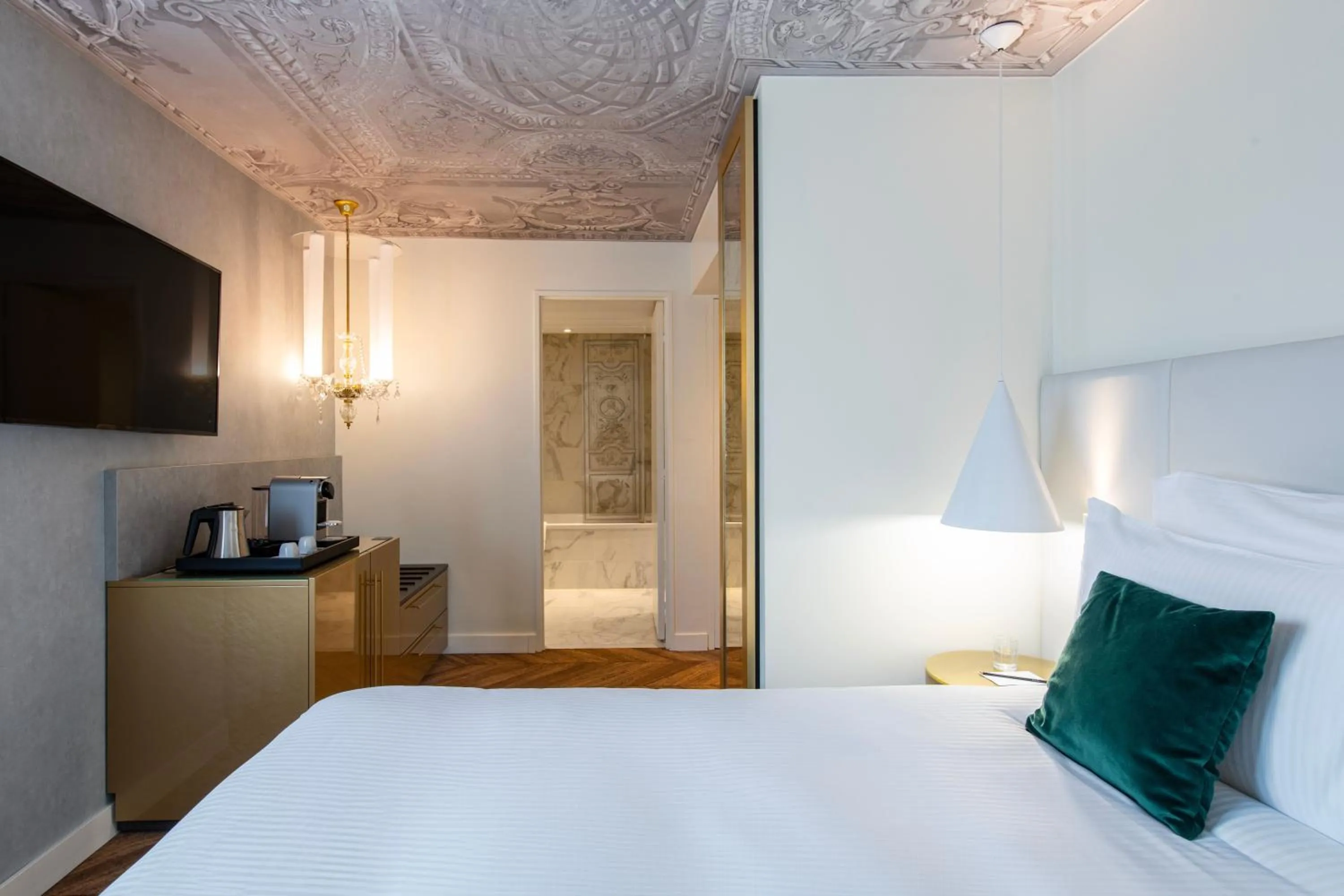 Bedroom, Bed in Le Louis Hotel Versailles Château - MGallery Collection