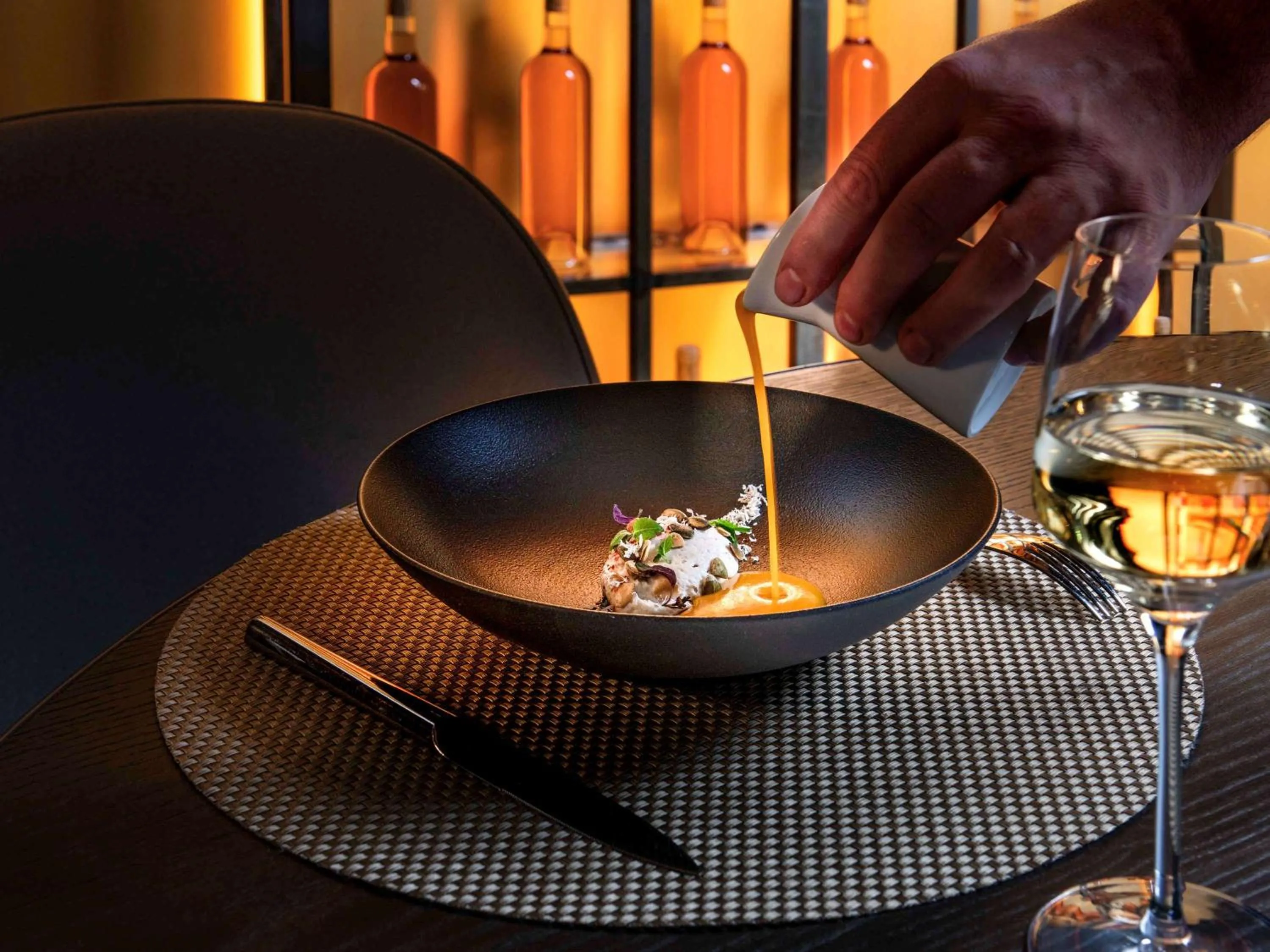 Restaurant/places to eat in Le Louis Hotel Versailles Château - MGallery Collection