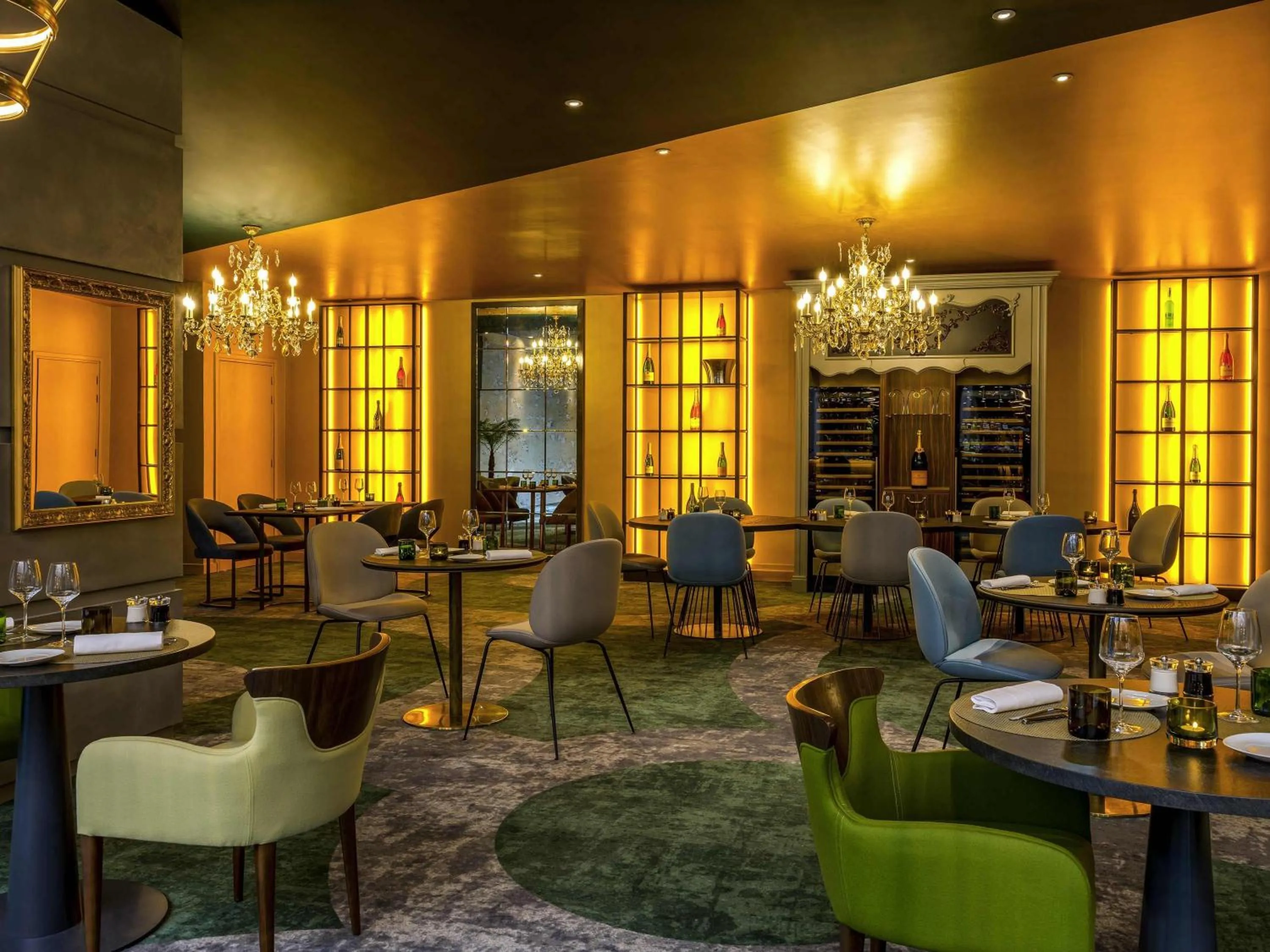 Restaurant/places to eat in Le Louis Hotel Versailles Château - MGallery Collection