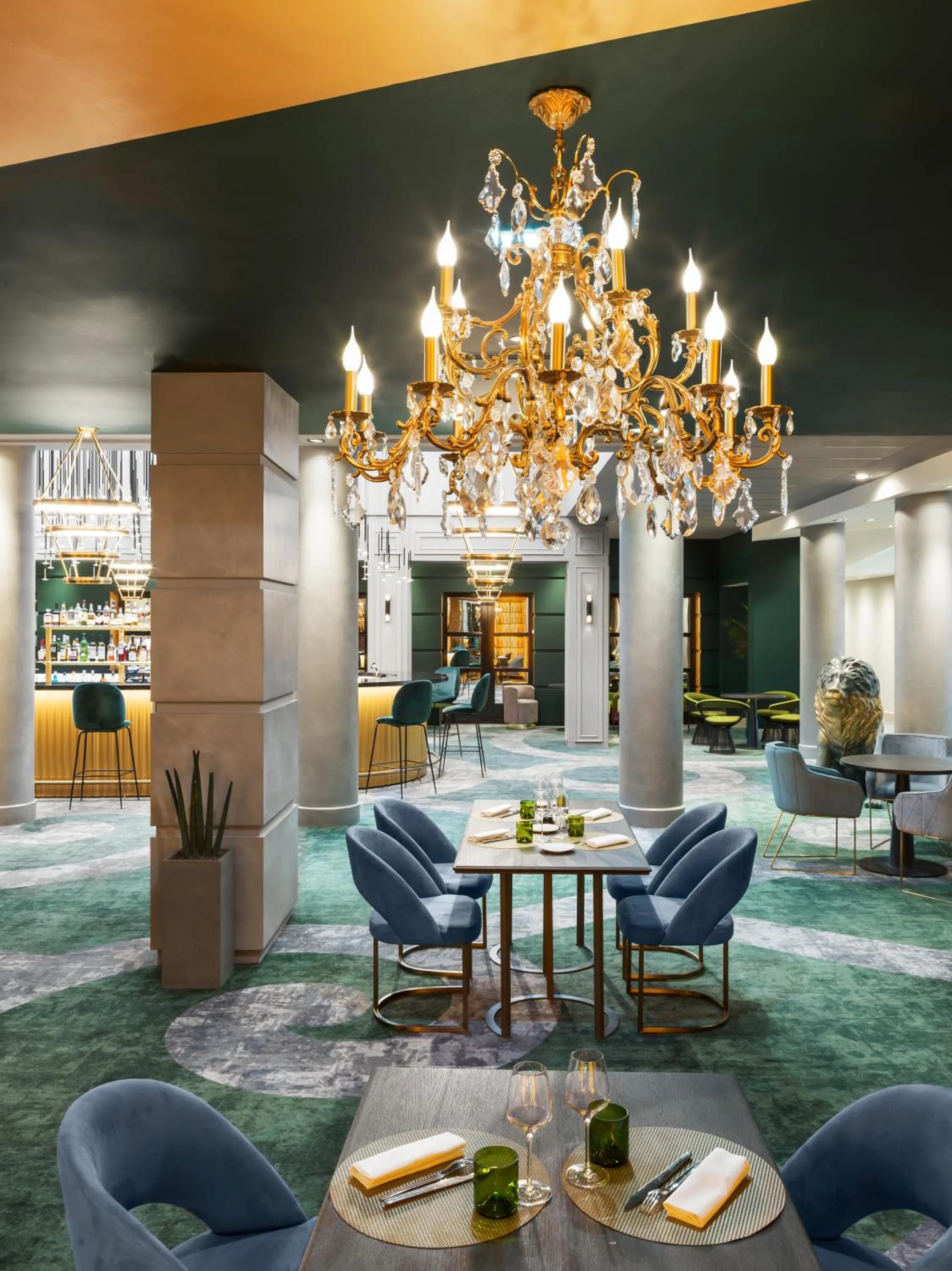 Restaurant/places to eat in Le Louis Hotel Versailles Château - MGallery Collection