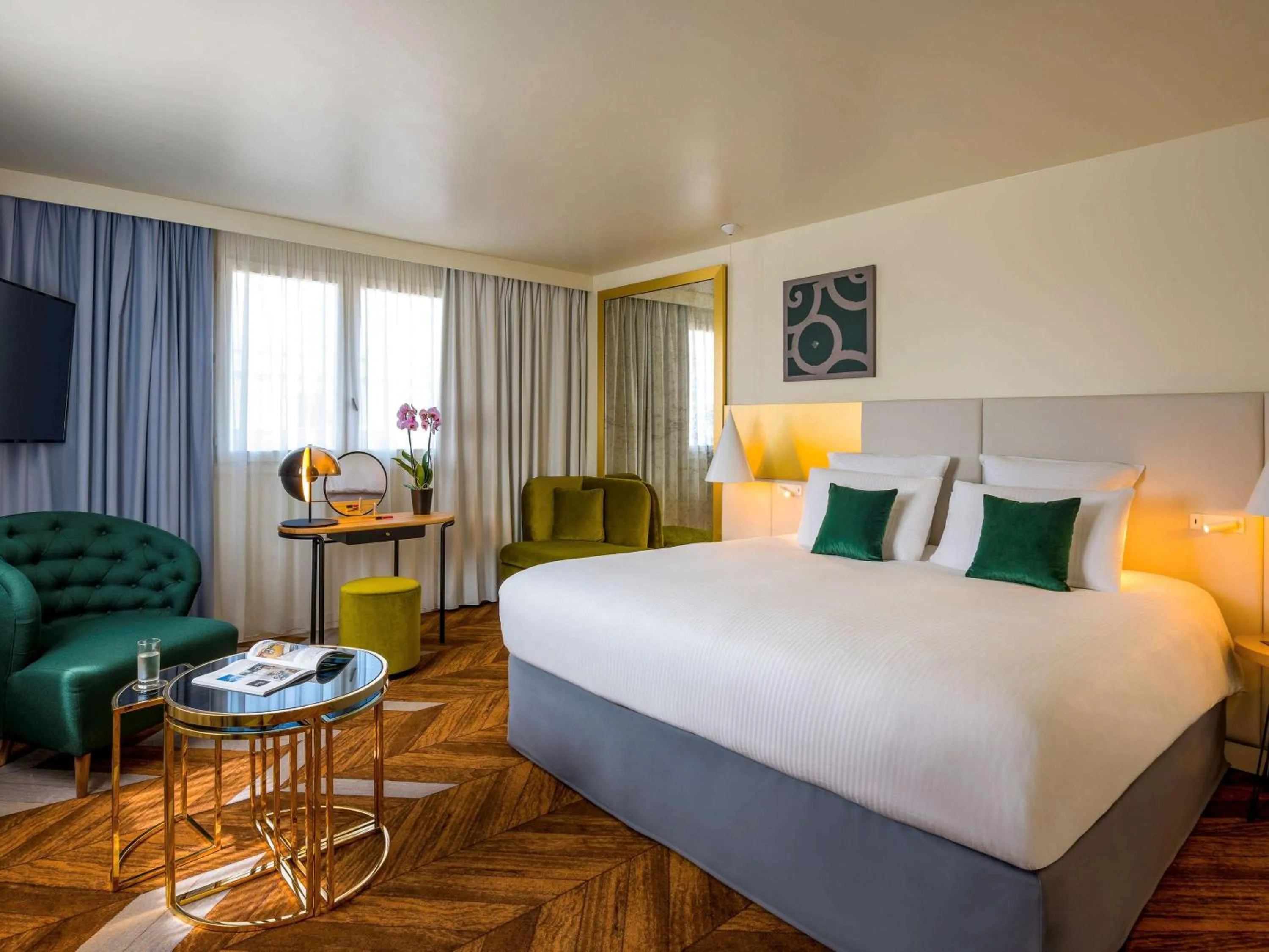 Photo of the whole room, Bed in Le Louis Hotel Versailles Château - MGallery Collection