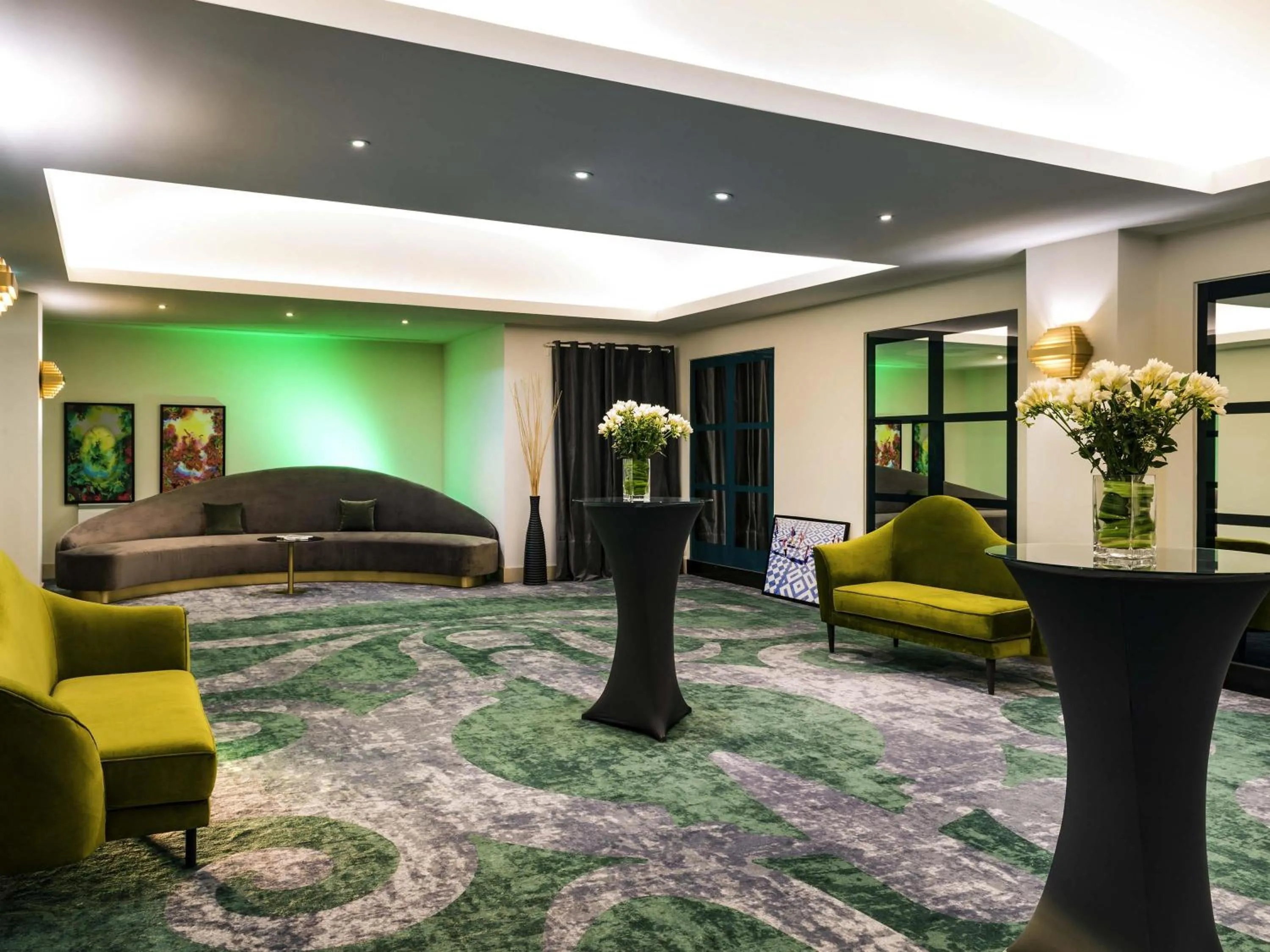 Meeting/conference room, Bed in Le Louis Hotel Versailles Château - MGallery Collection