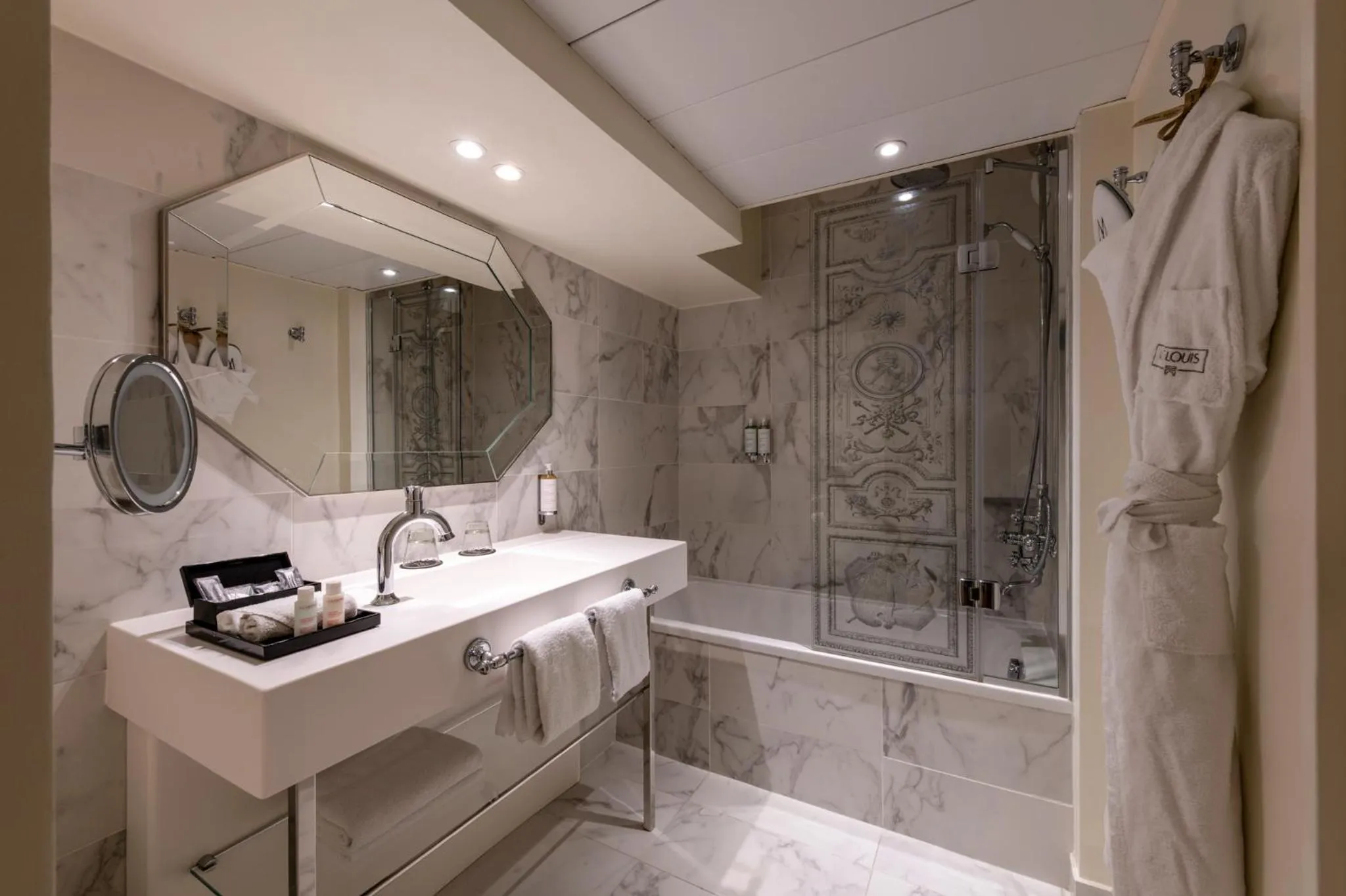 Bathroom in Le Louis Hotel Versailles Château - MGallery Collection