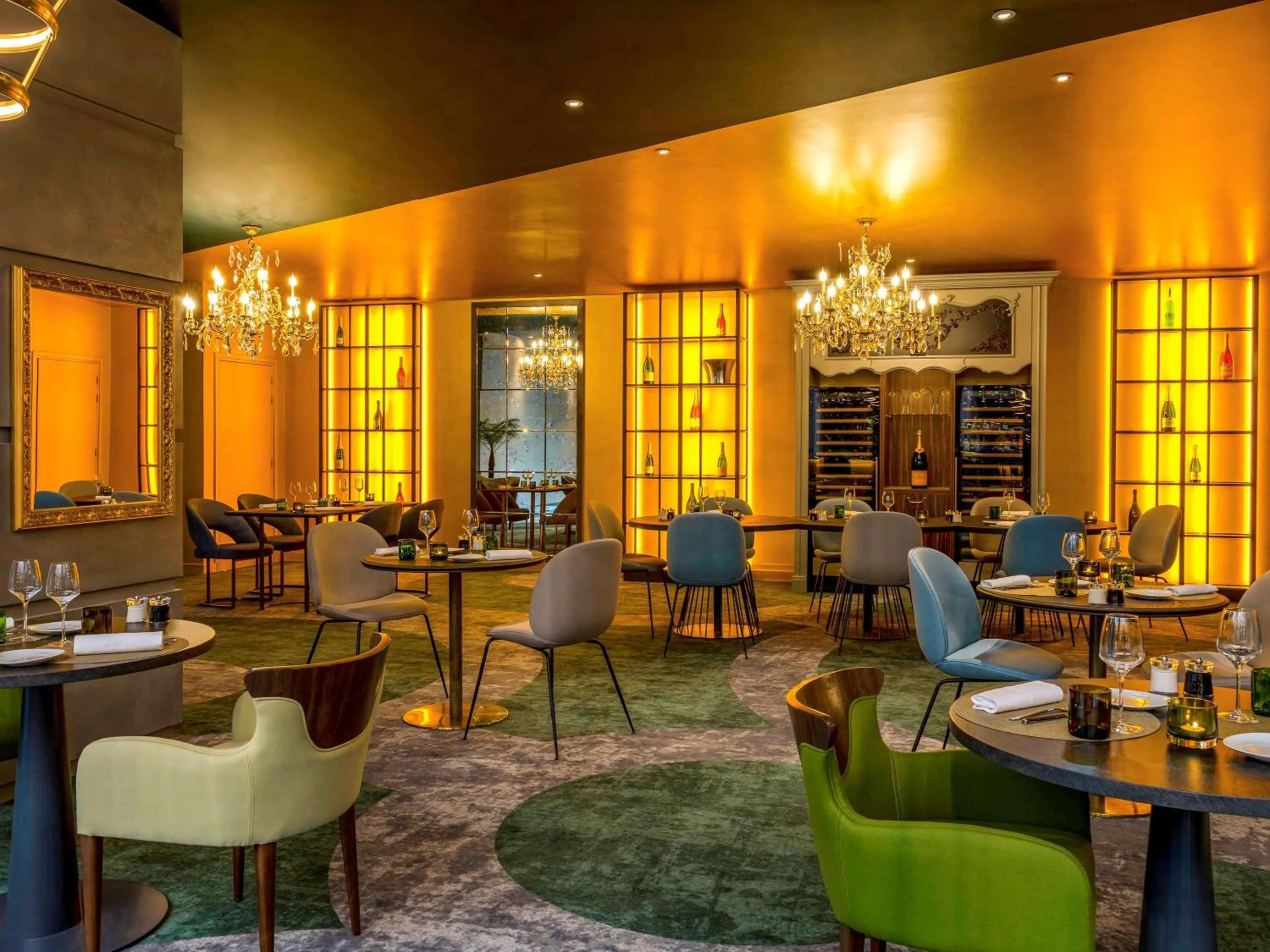 Restaurant/places to eat in Le Louis Hotel Versailles Château - MGallery Collection