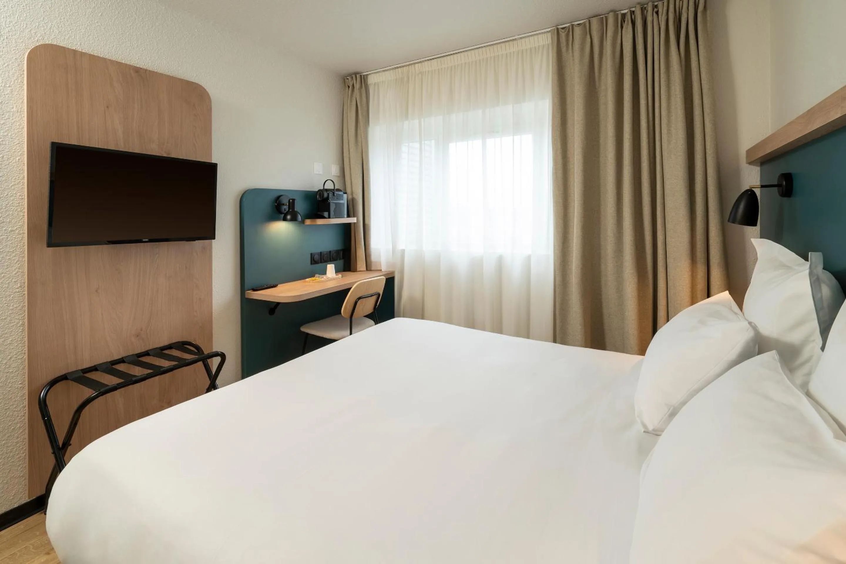 Evening entertainment, Bed in Le Carline, Sure Hotel Collection by Best Western