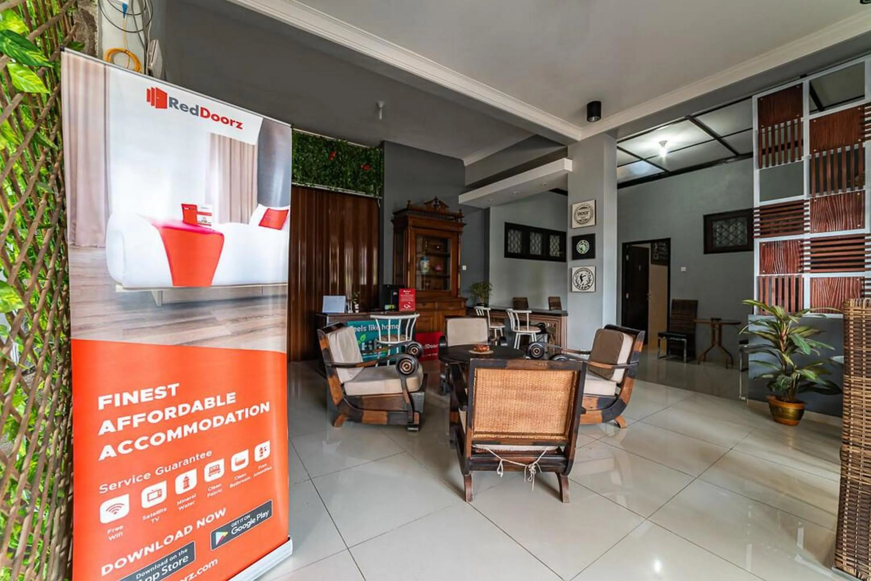 Seating area in RedDoorz Syariah near RRI Malang