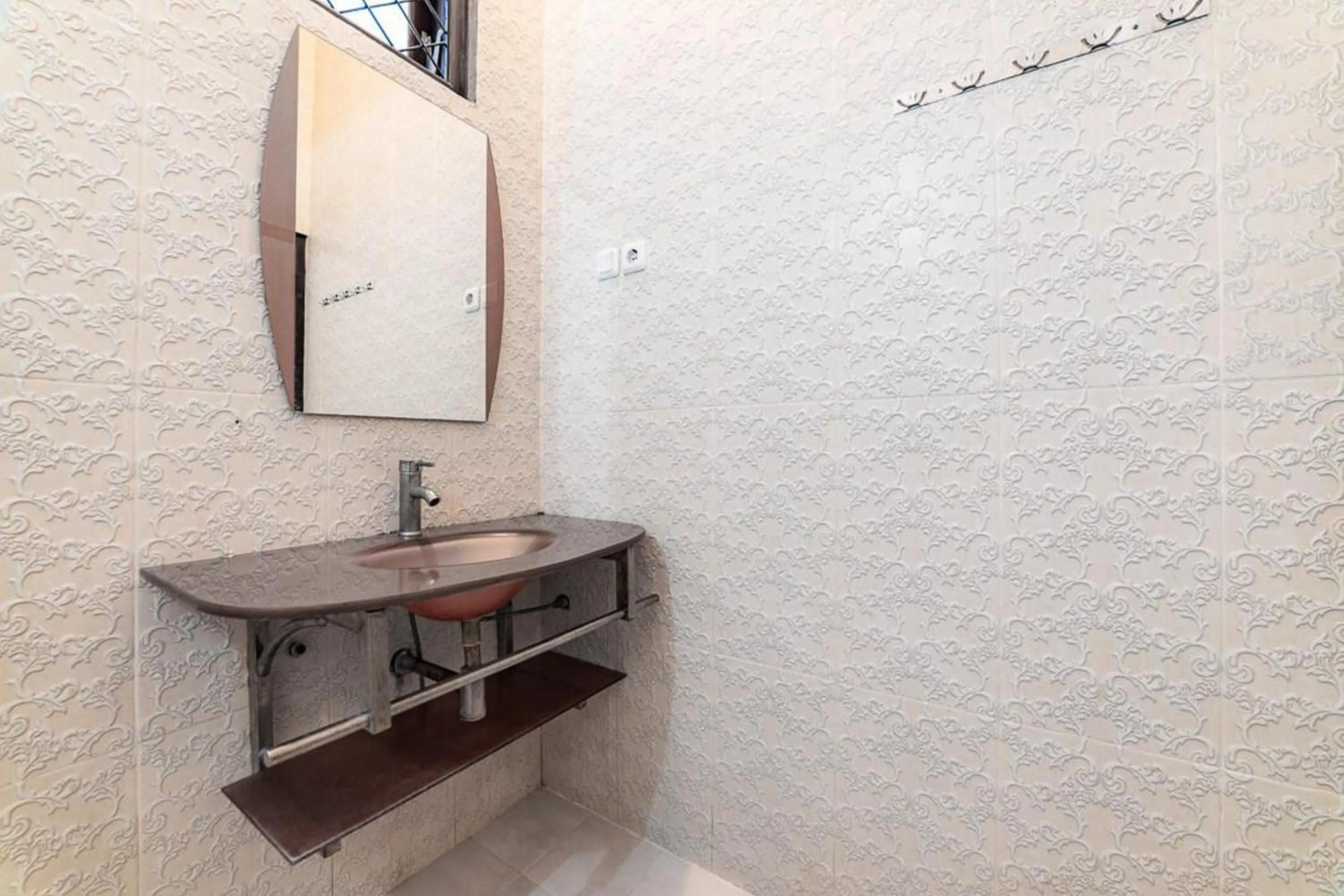 Bathroom in RedDoorz Syariah near RRI Malang