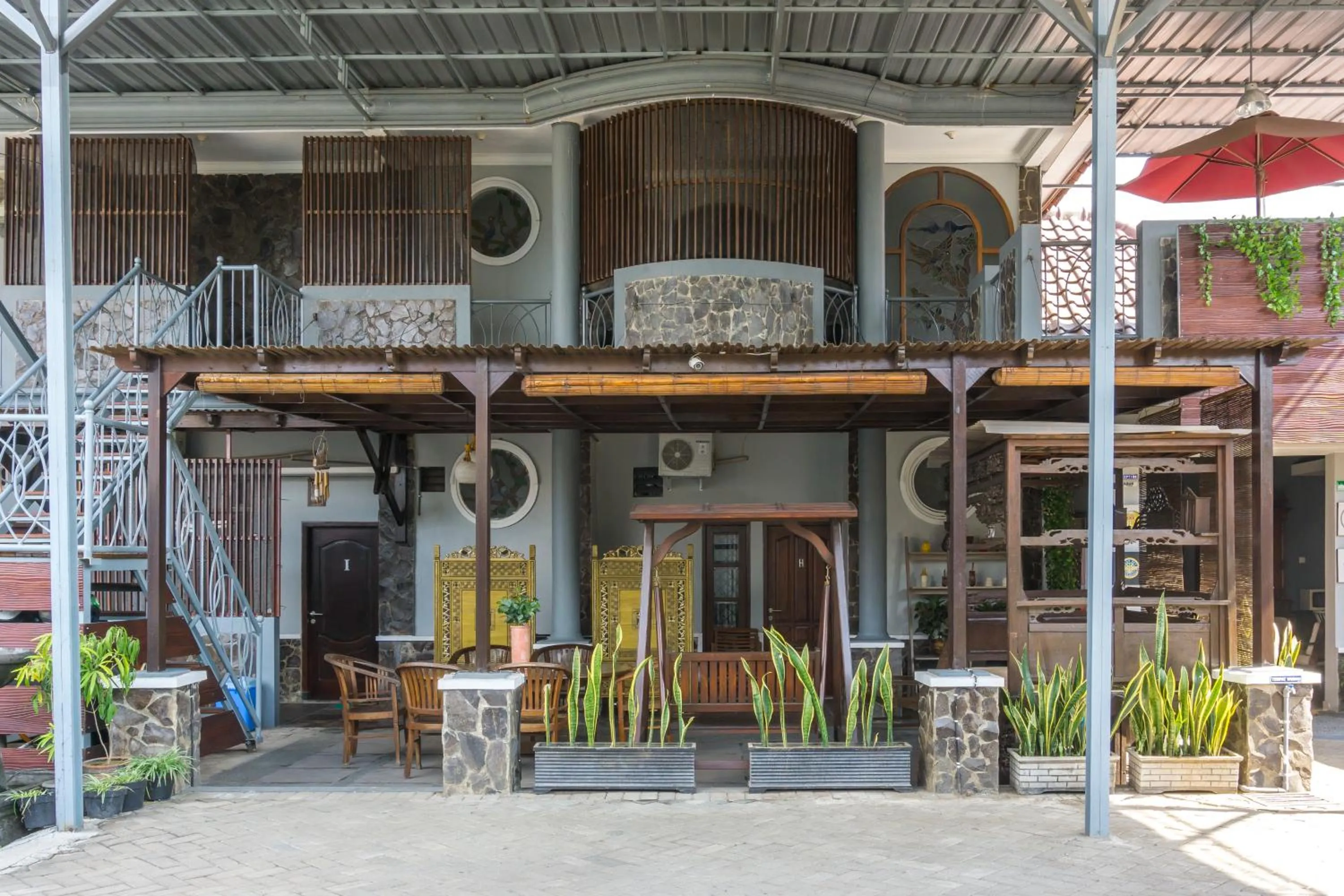 Facade/entrance in RedDoorz Syariah near RRI Malang