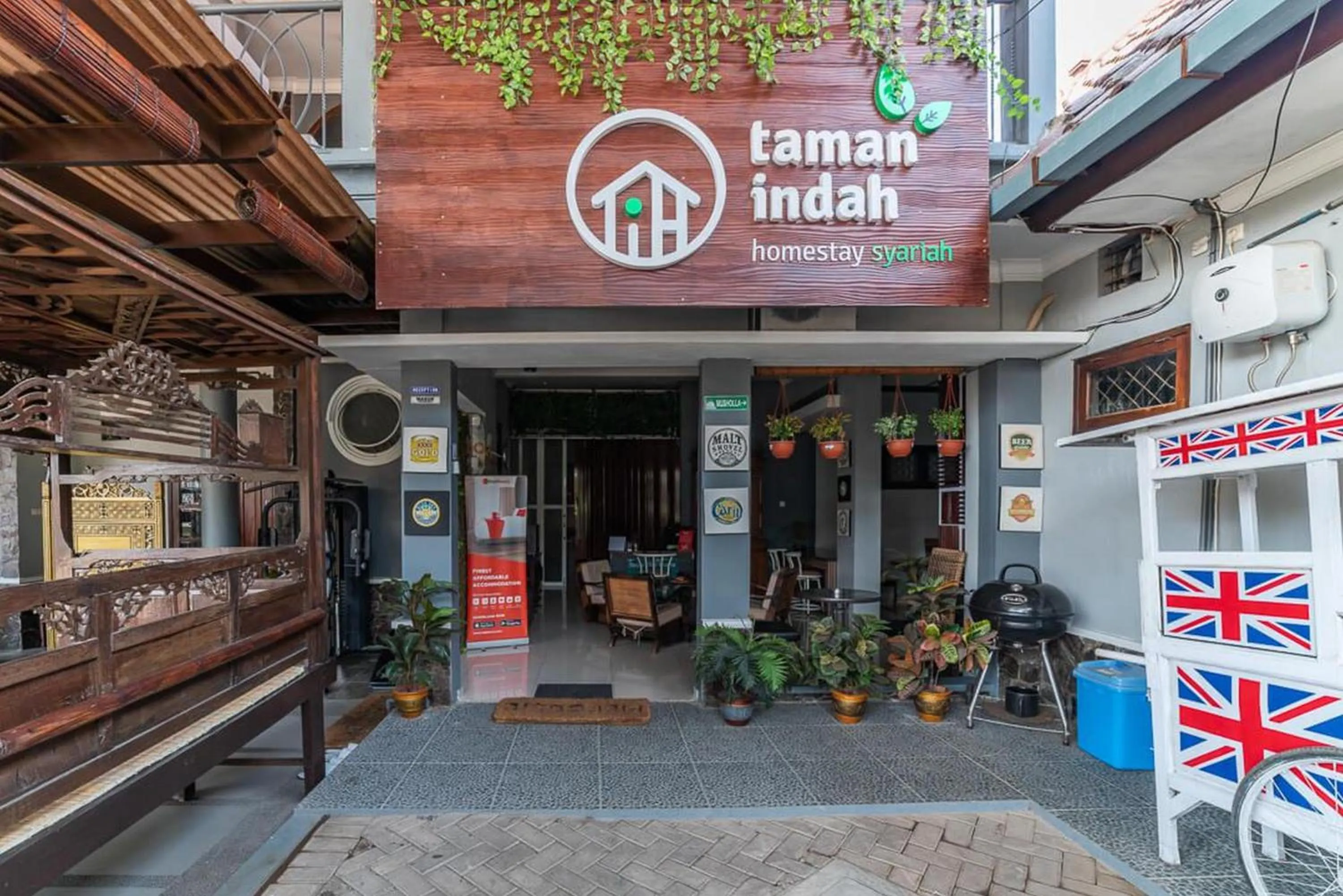 Facade/entrance in RedDoorz Syariah near RRI Malang