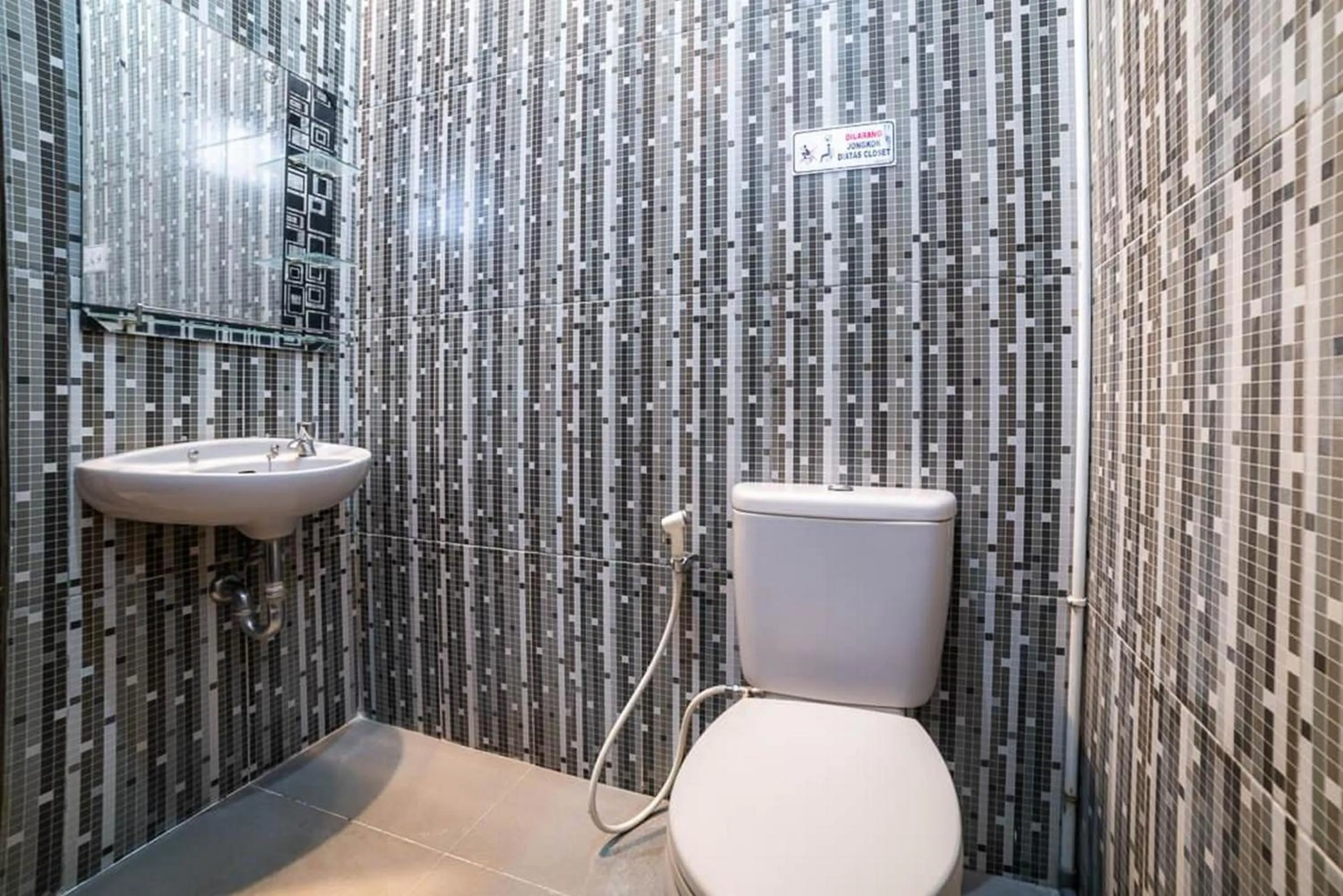 Bathroom in RedDoorz Syariah near RRI Malang