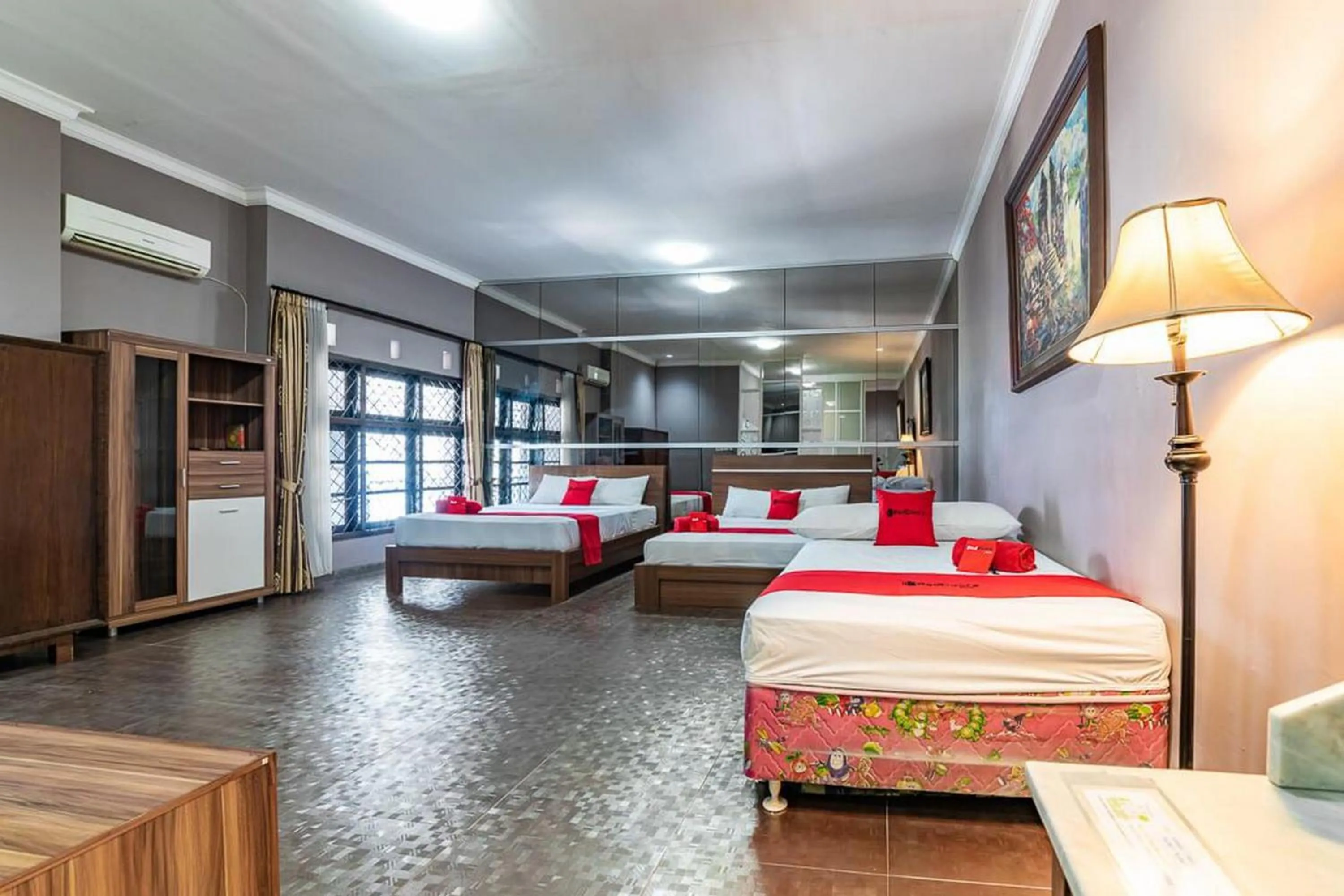 Bedroom, Bed in RedDoorz Syariah near RRI Malang