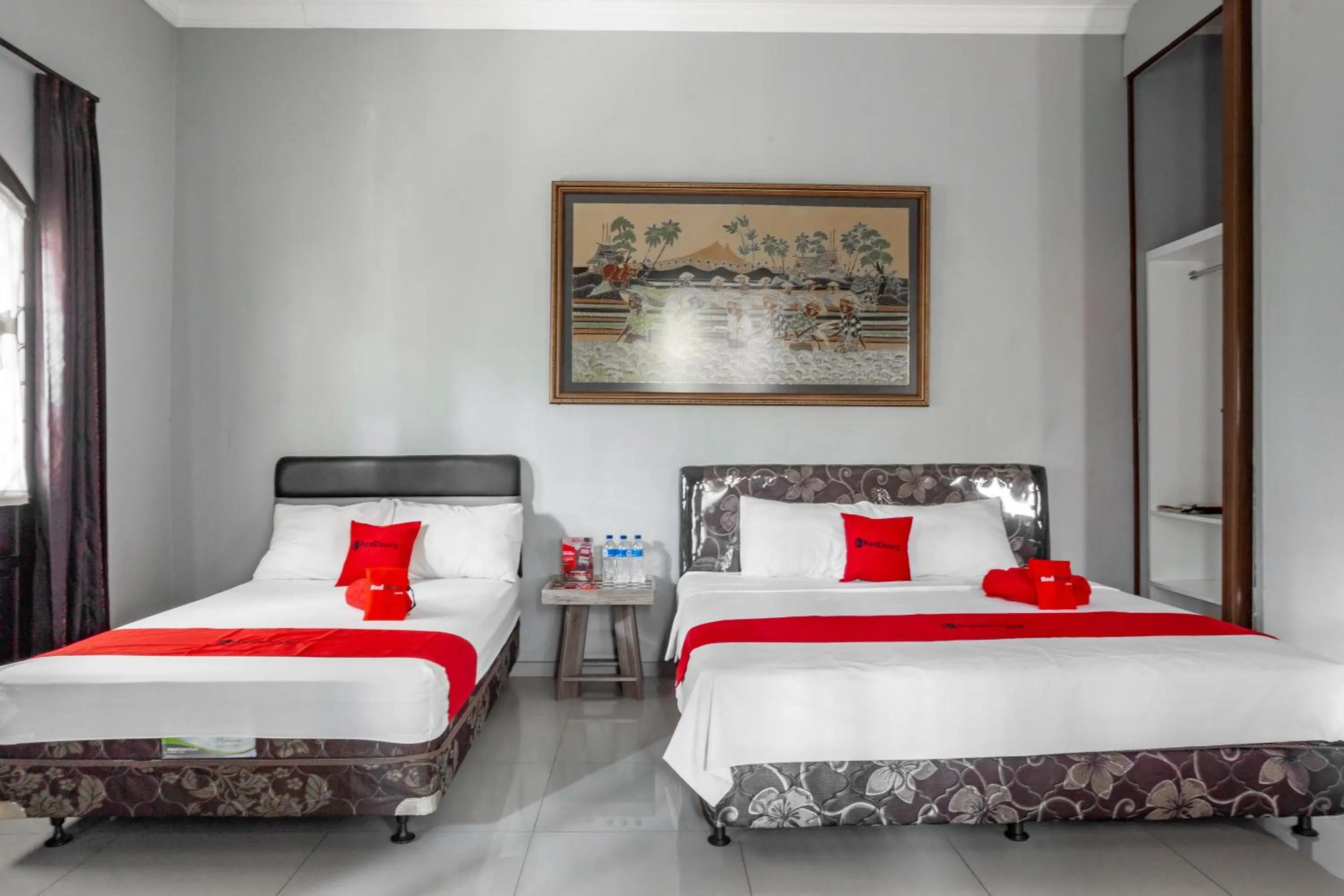 Bed in RedDoorz Syariah near RRI Malang