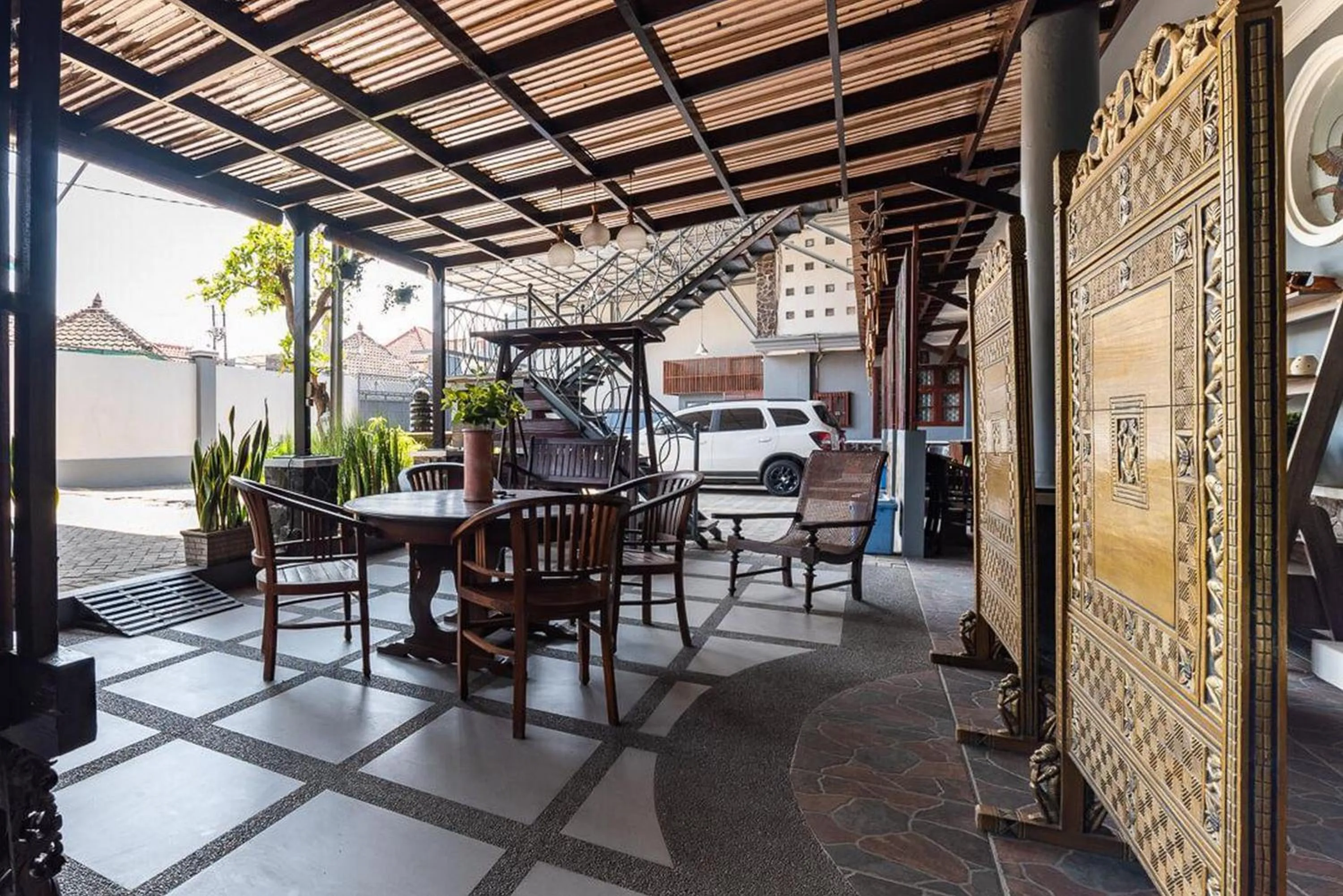 Seating area in RedDoorz Syariah near RRI Malang