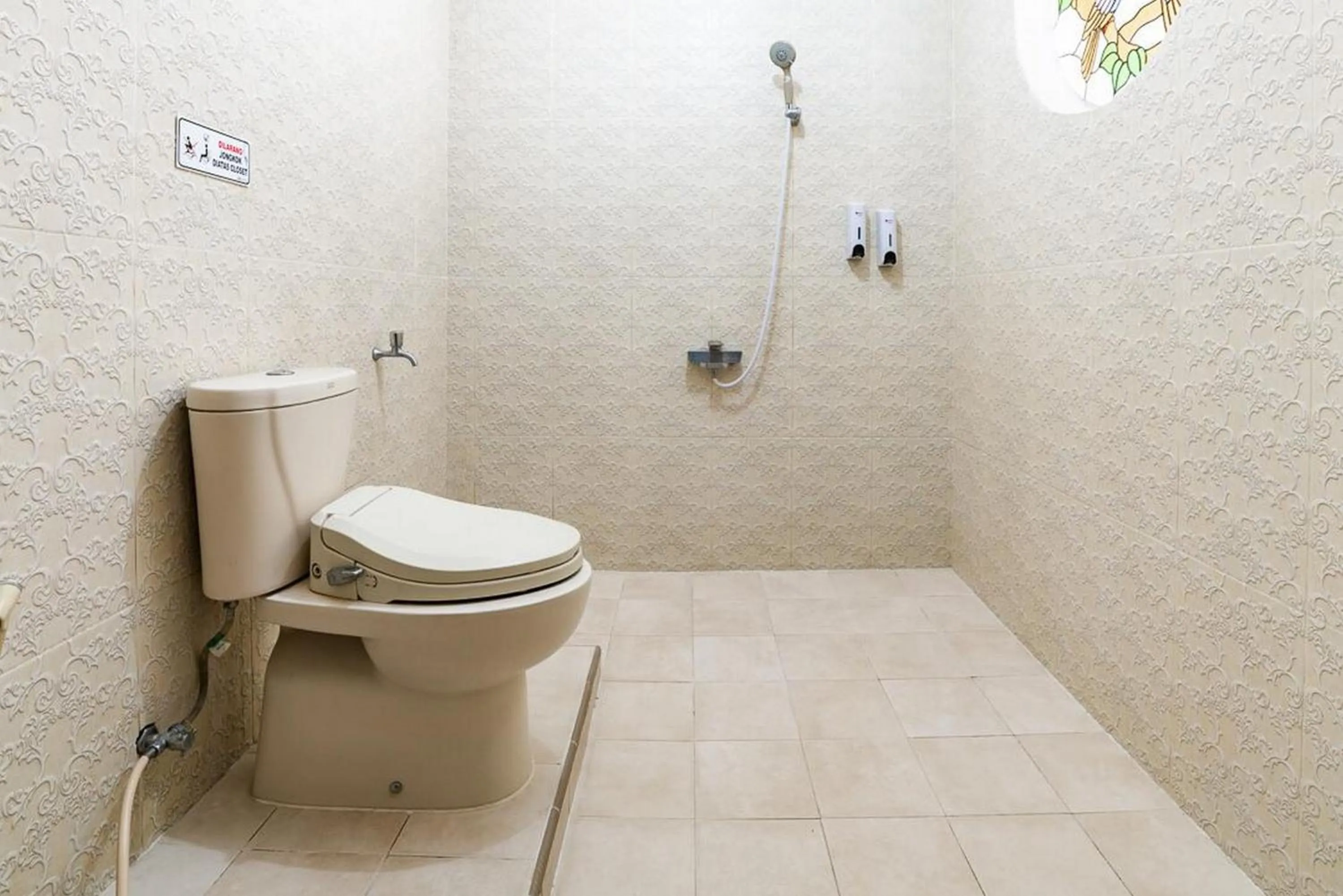 Bathroom in RedDoorz Syariah near RRI Malang