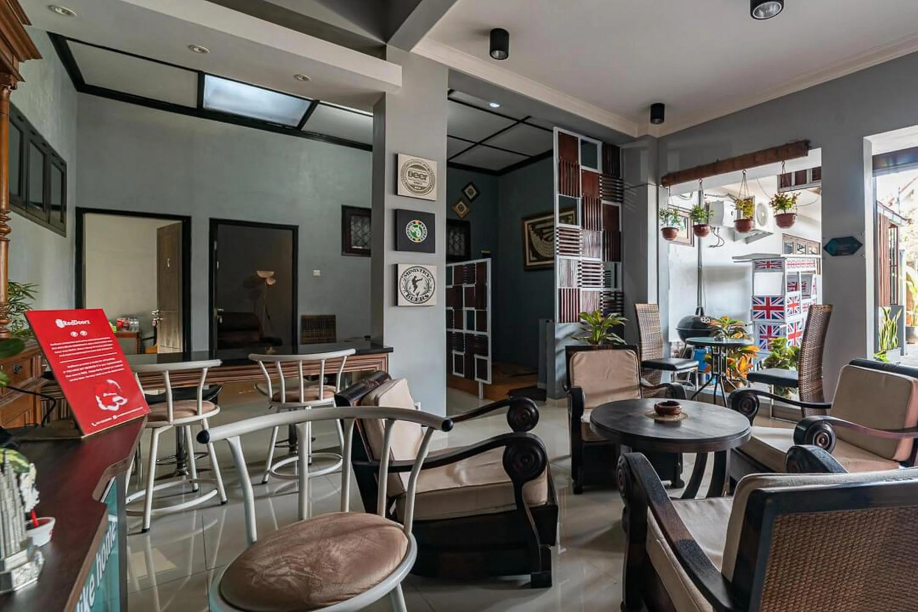 Seating area in RedDoorz Syariah near RRI Malang