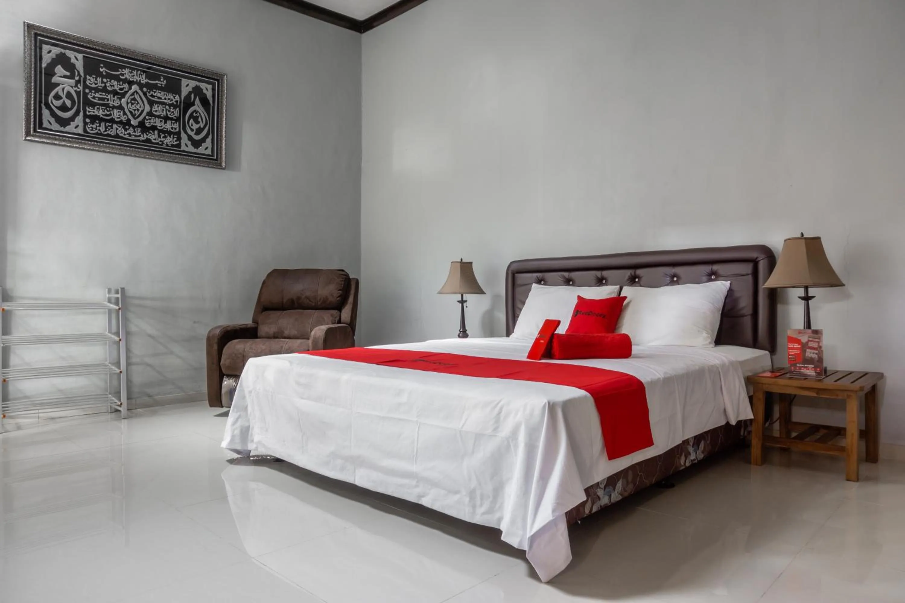 Bed in RedDoorz Syariah near RRI Malang