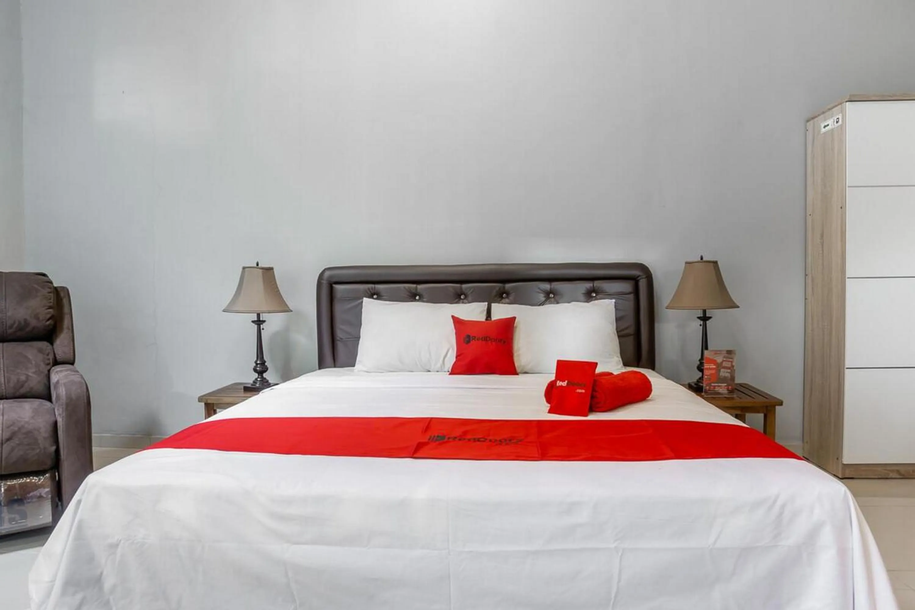 Bedroom, Bed in RedDoorz Syariah near RRI Malang