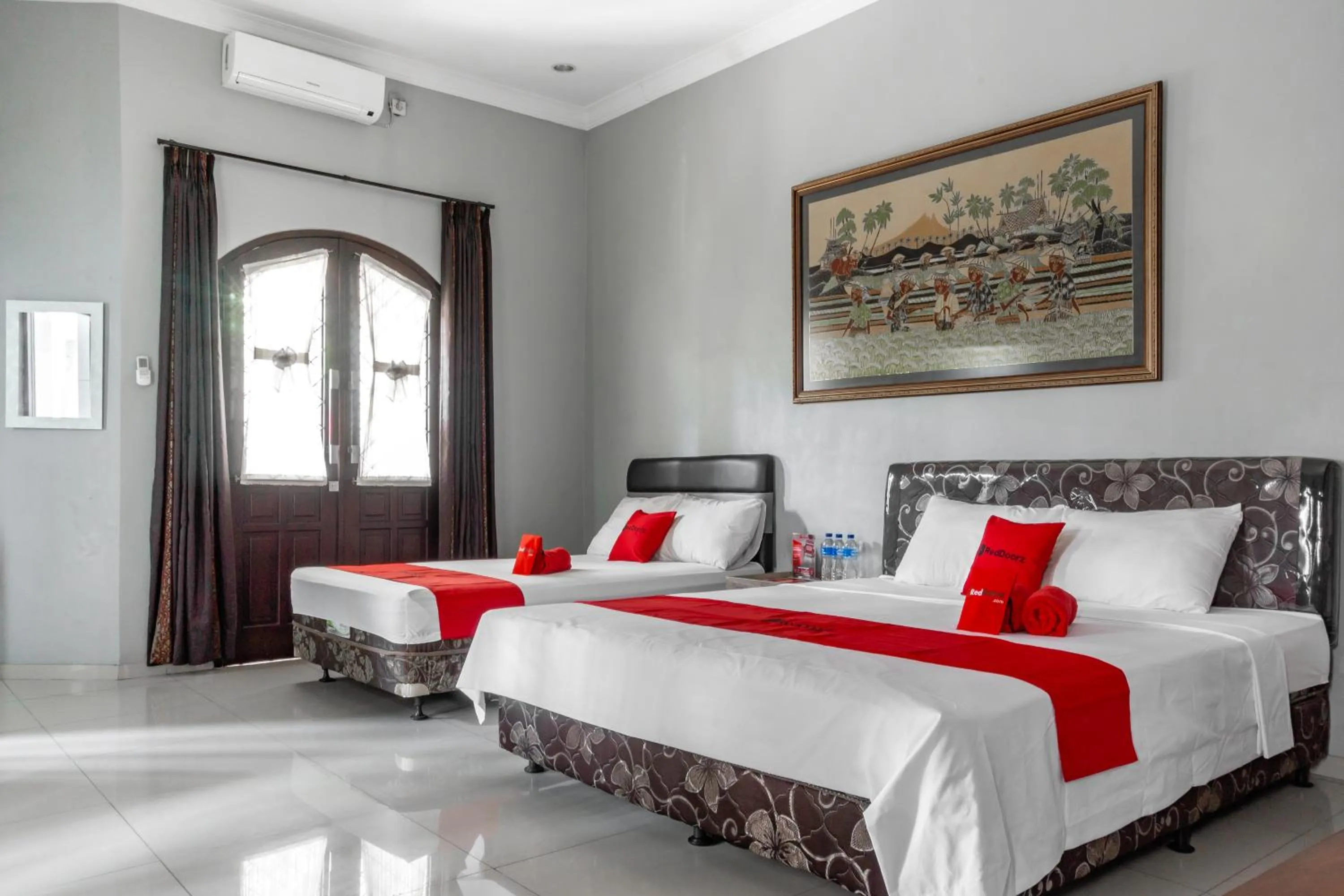 Bed in RedDoorz Syariah near RRI Malang