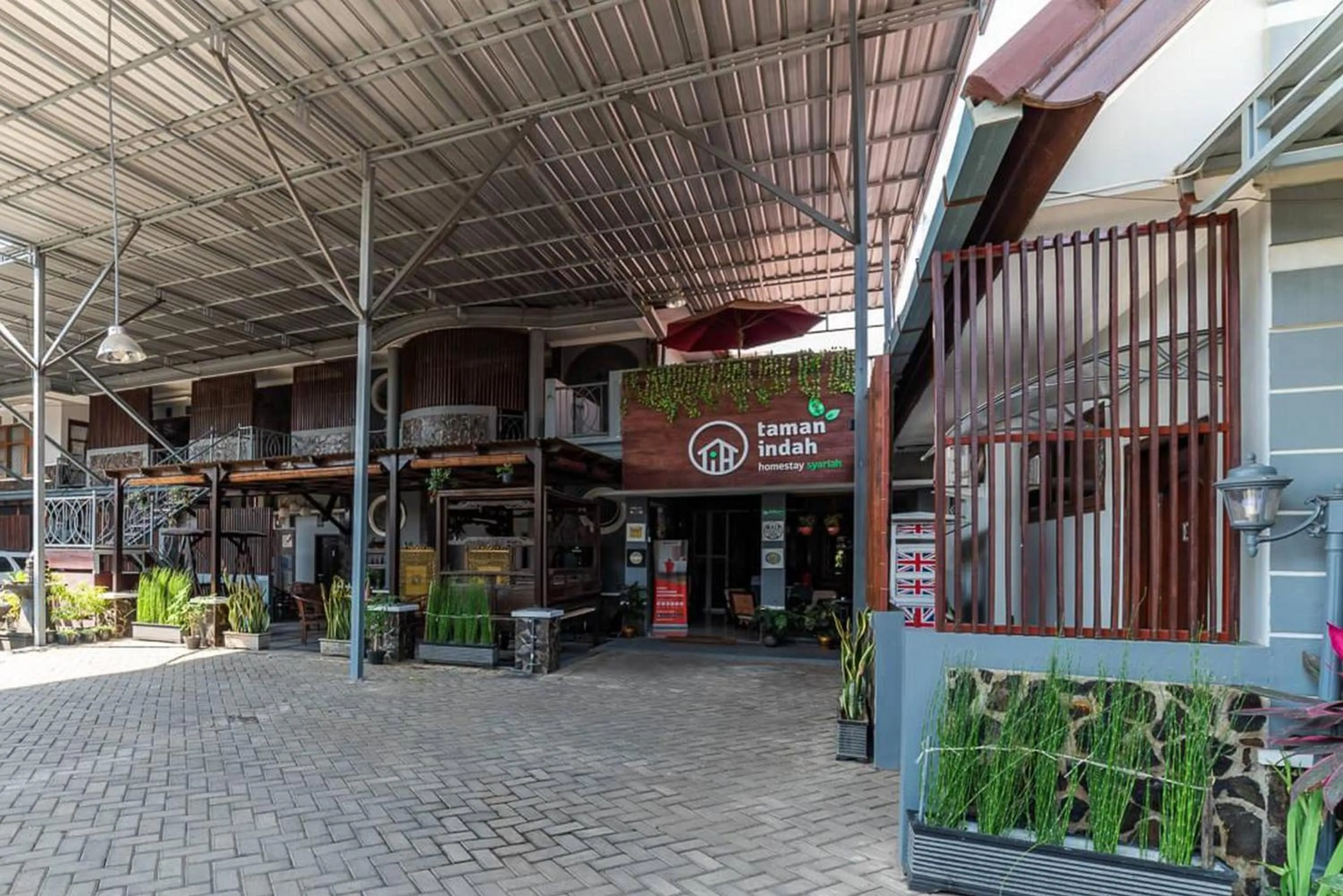 Facade/entrance in RedDoorz Syariah near RRI Malang